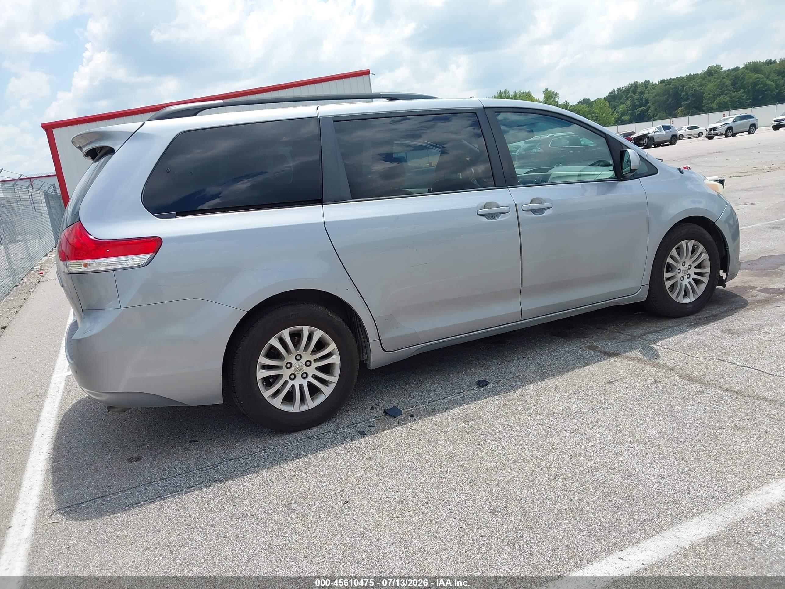 2013 Toyota Sienna Xle V6 8 Passenger Silver vin: 5TDYK3DC4DS374228