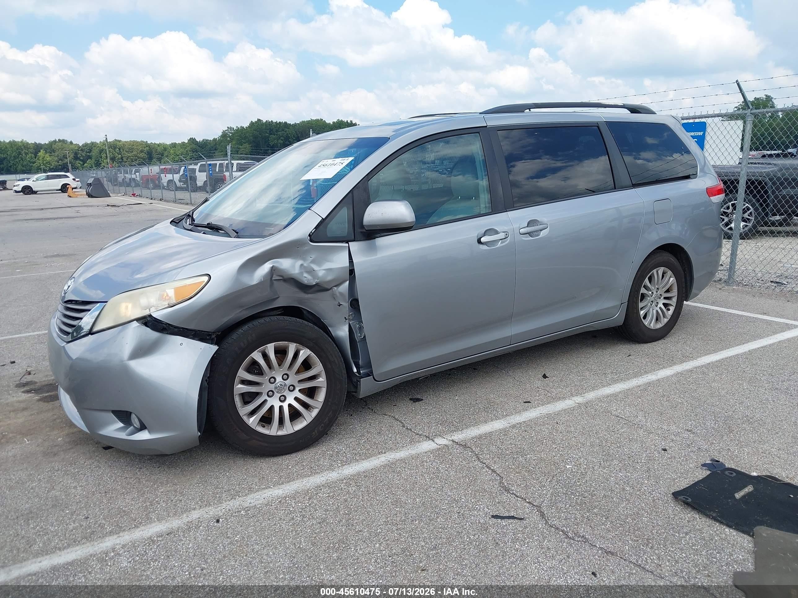 2013 Toyota Sienna Xle V6 8 Passenger Silver vin: 5TDYK3DC4DS374228