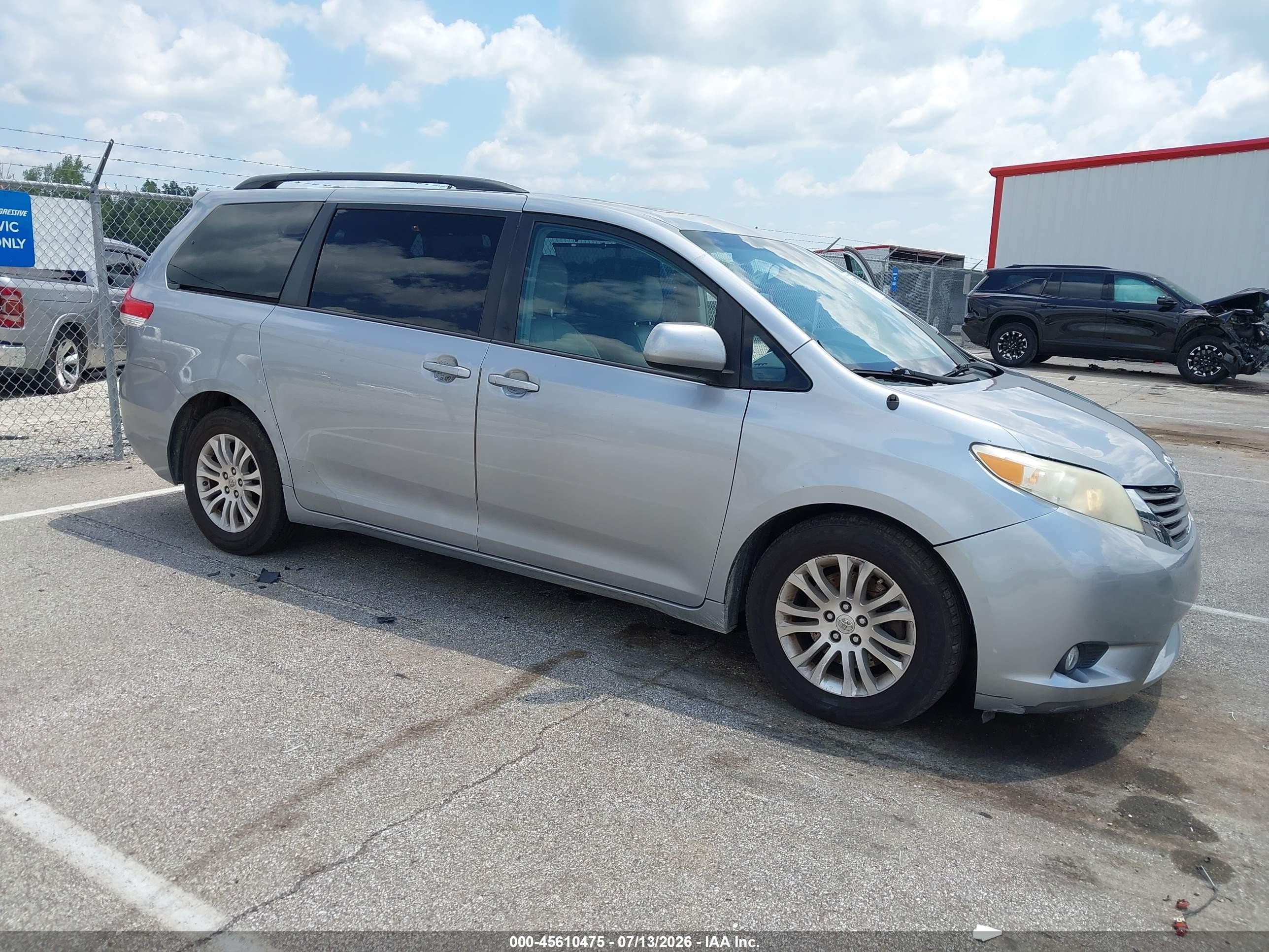 2013 Toyota Sienna Xle V6 8 Passenger Silver vin: 5TDYK3DC4DS374228