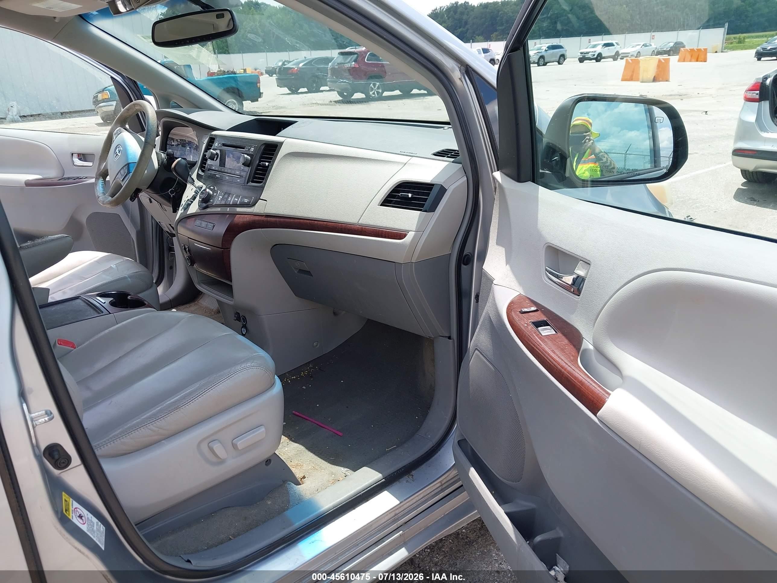 2013 Toyota Sienna Xle V6 8 Passenger Silver vin: 5TDYK3DC4DS374228