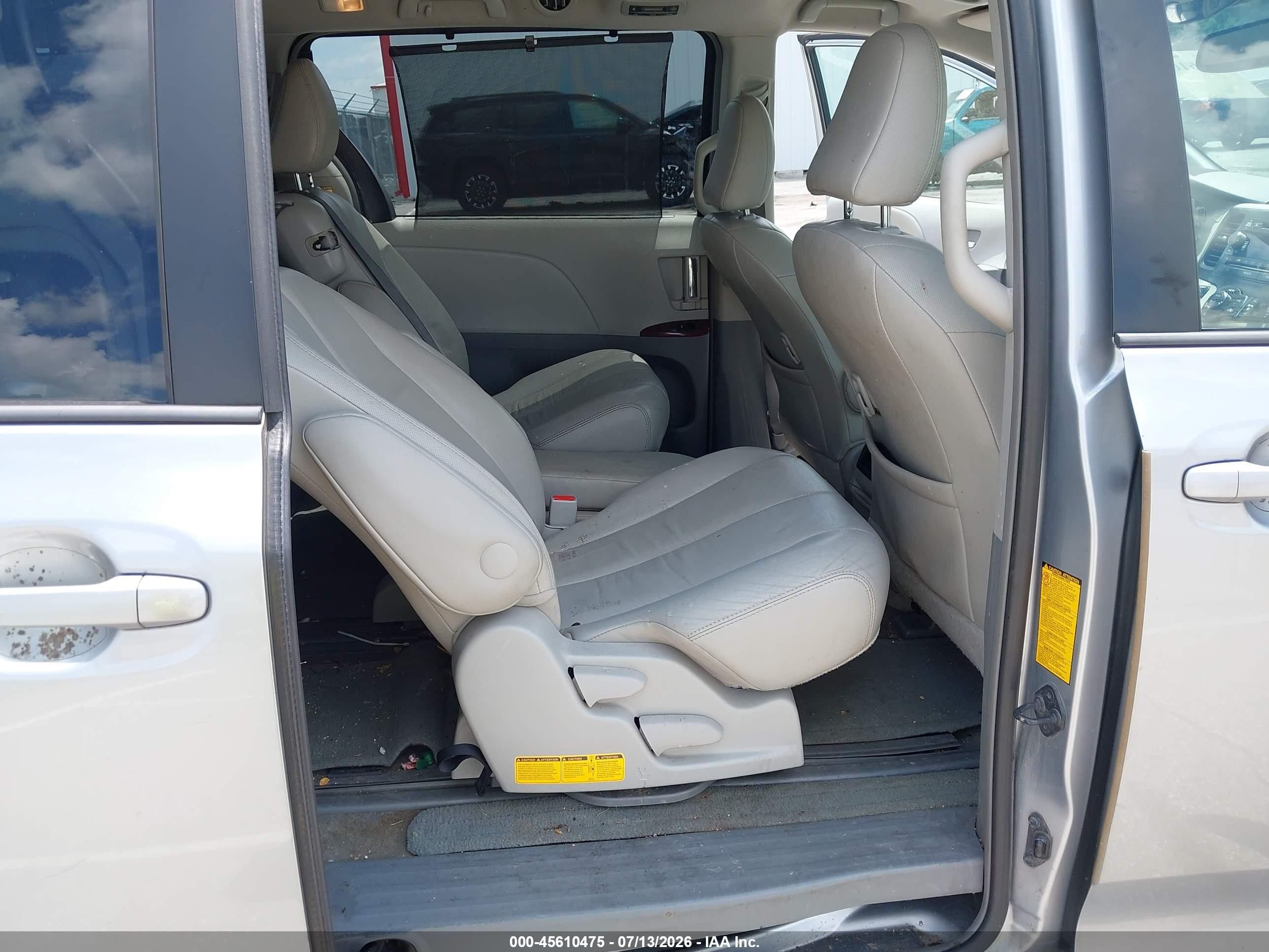 2013 Toyota Sienna Xle V6 8 Passenger Silver vin: 5TDYK3DC4DS374228