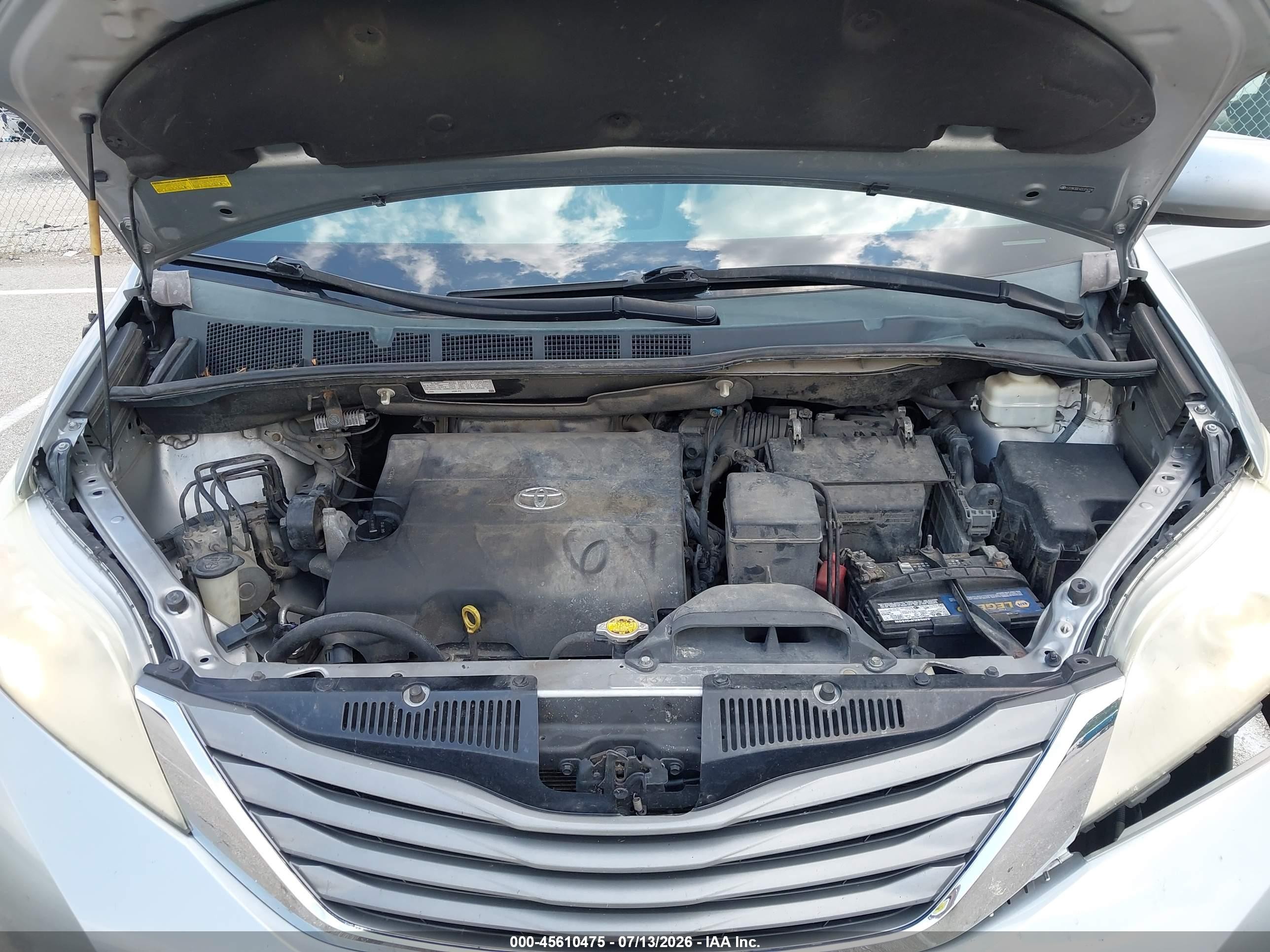 2013 Toyota Sienna Xle V6 8 Passenger Silver vin: 5TDYK3DC4DS374228