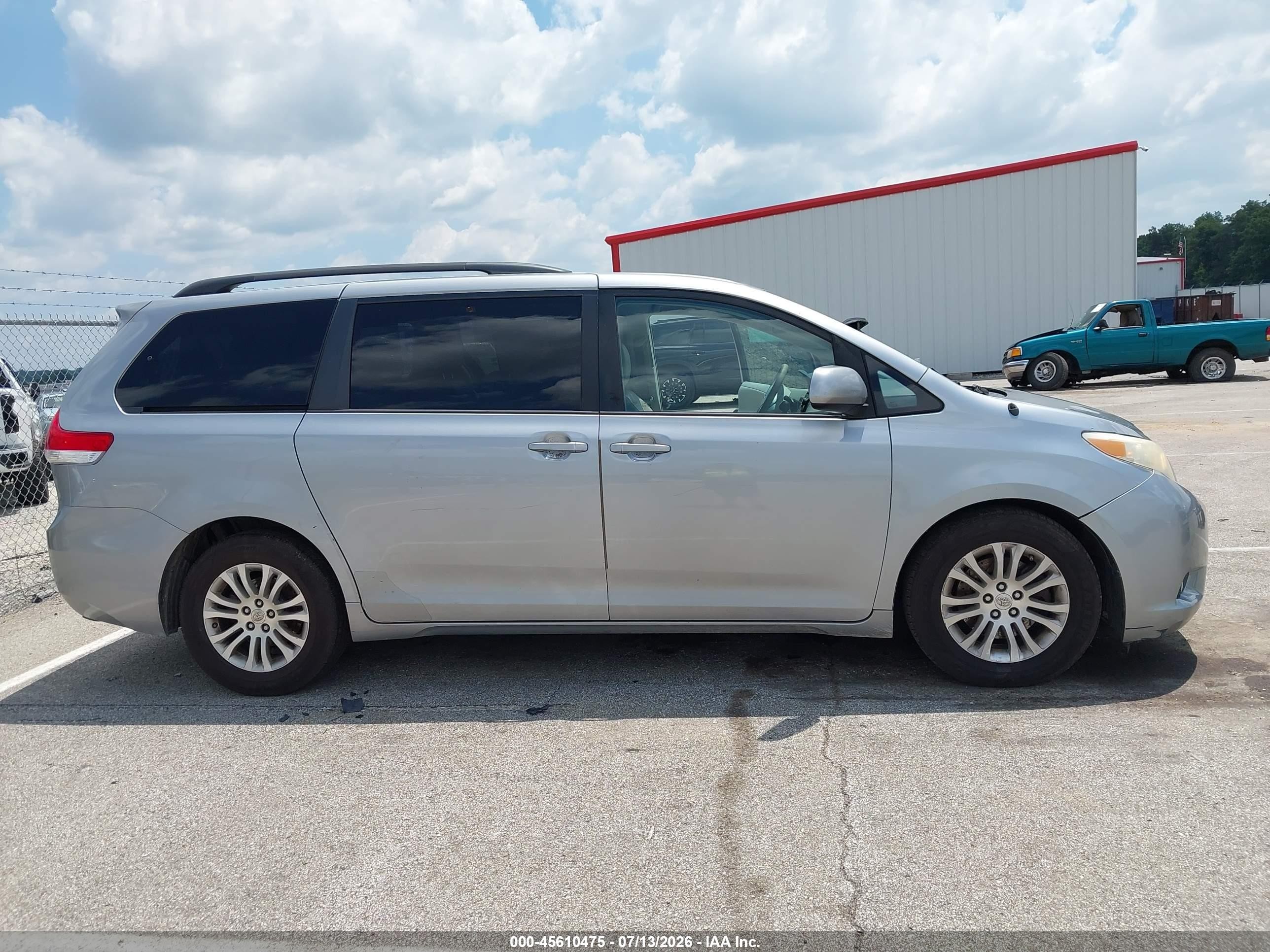 2013 Toyota Sienna Xle V6 8 Passenger Silver vin: 5TDYK3DC4DS374228