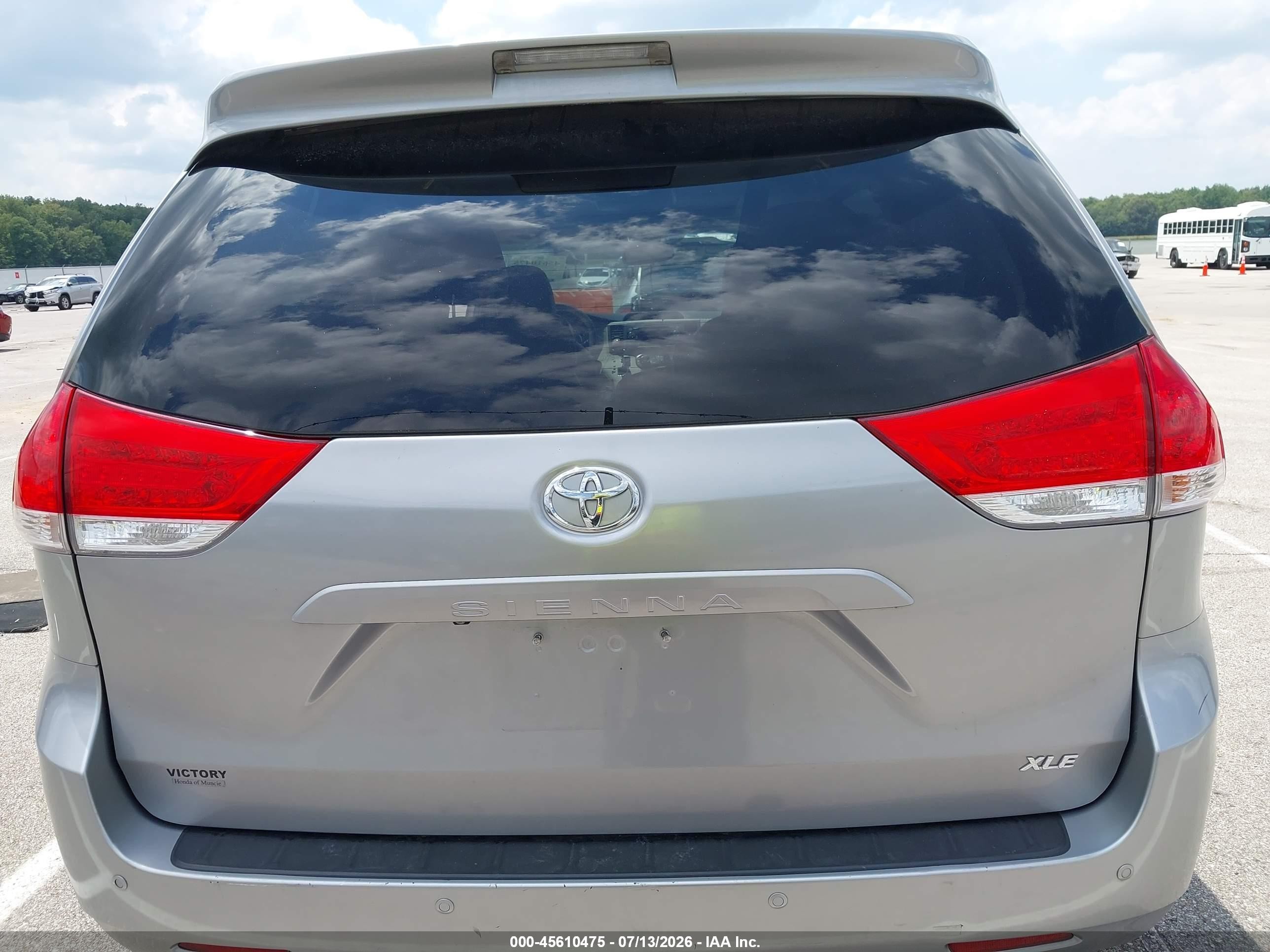 2013 Toyota Sienna Xle V6 8 Passenger Silver vin: 5TDYK3DC4DS374228