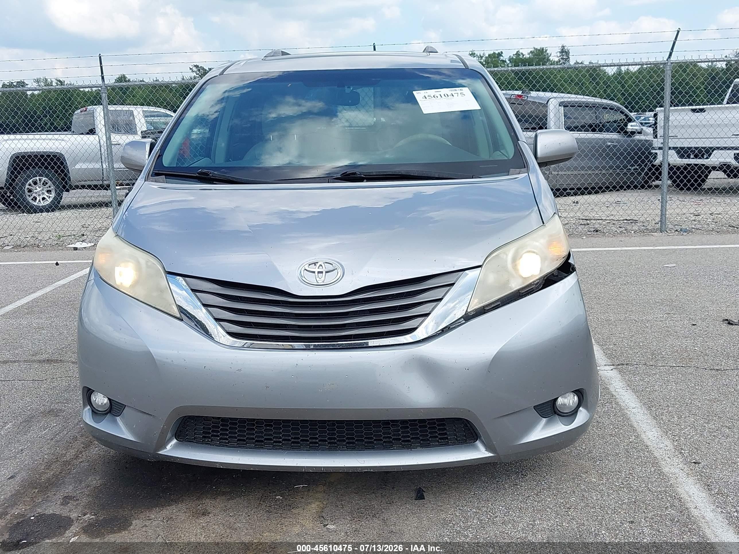 2013 Toyota Sienna Xle V6 8 Passenger Silver vin: 5TDYK3DC4DS374228