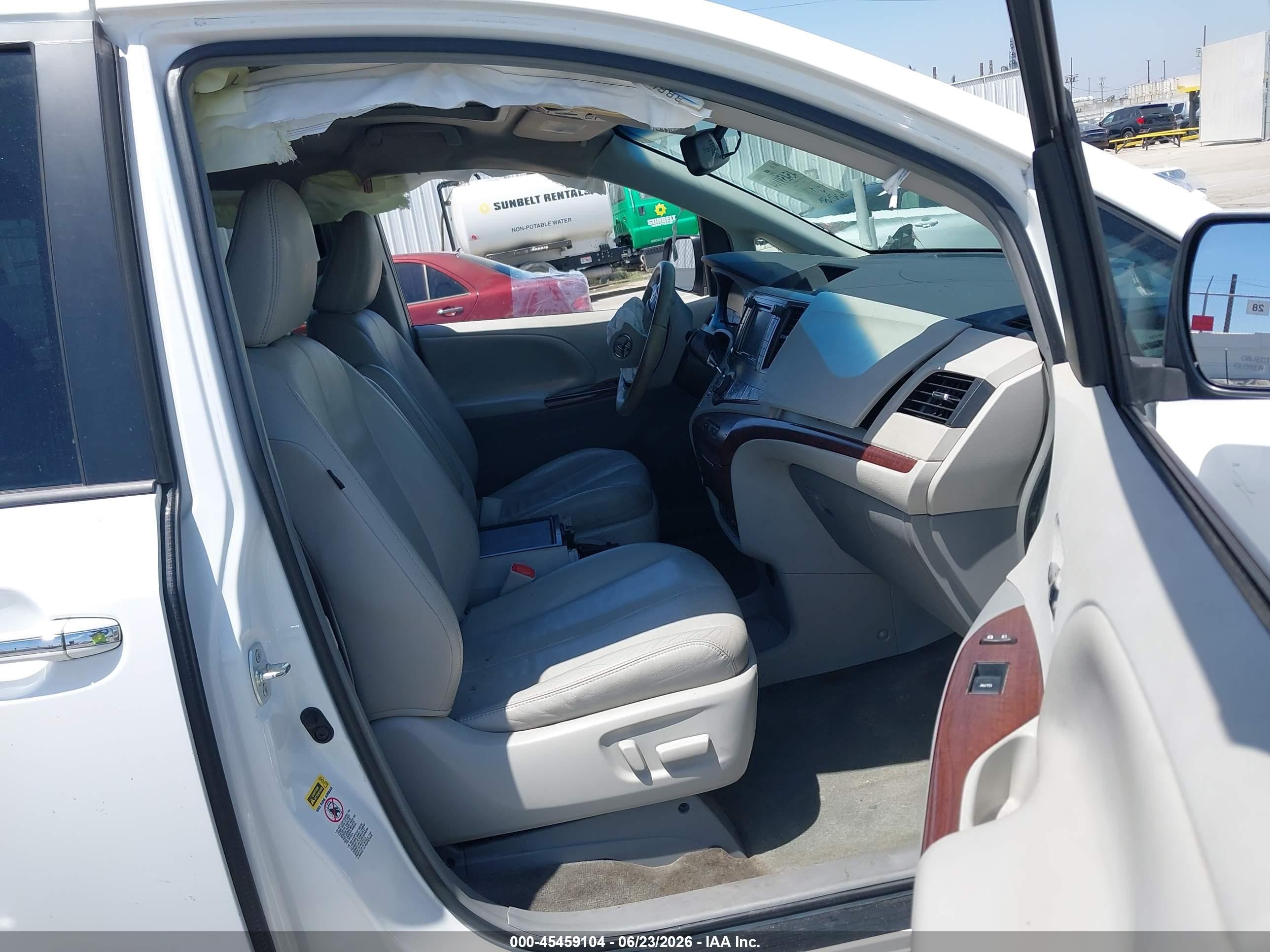 2013 Toyota Sienna Xle V6 8 Passenger White vin: 5TDYK3DC4DS376464