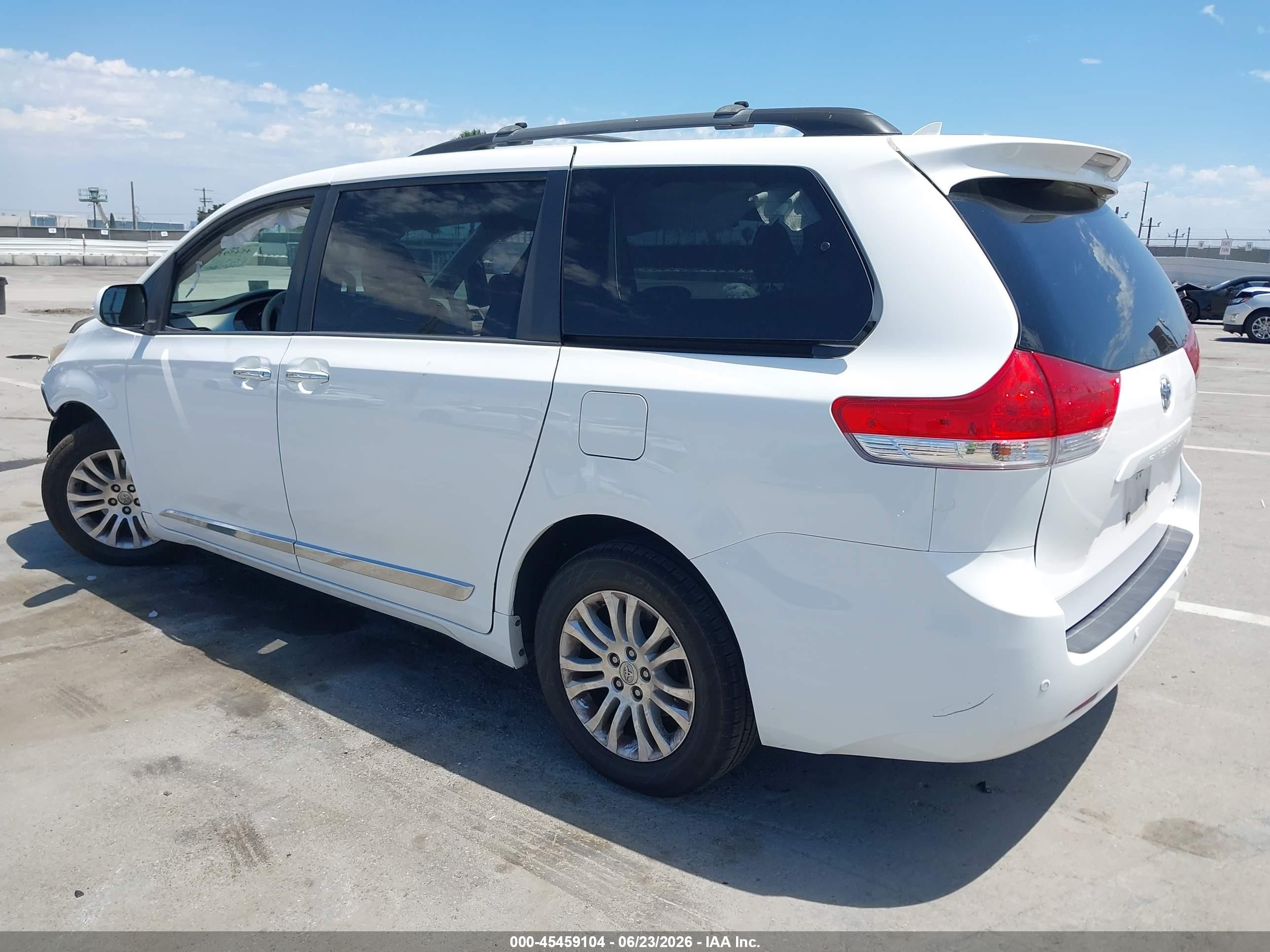 2013 Toyota Sienna Xle V6 8 Passenger White vin: 5TDYK3DC4DS376464