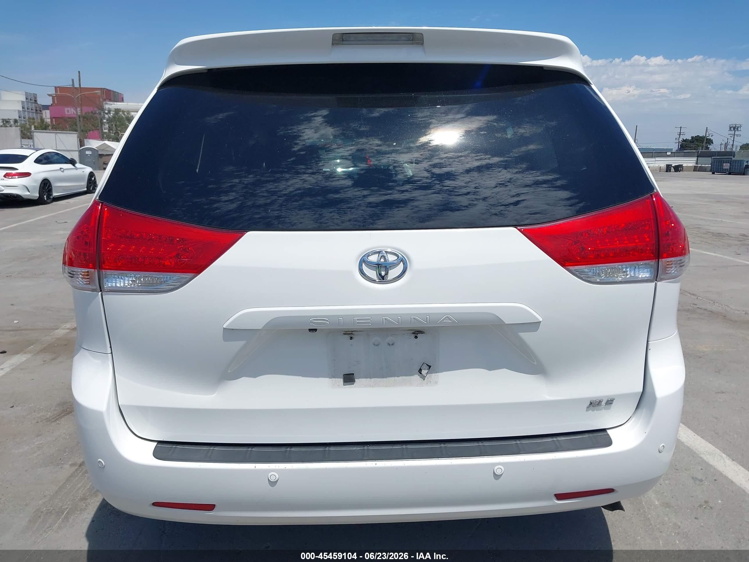 2013 Toyota Sienna Xle V6 8 Passenger White vin: 5TDYK3DC4DS376464