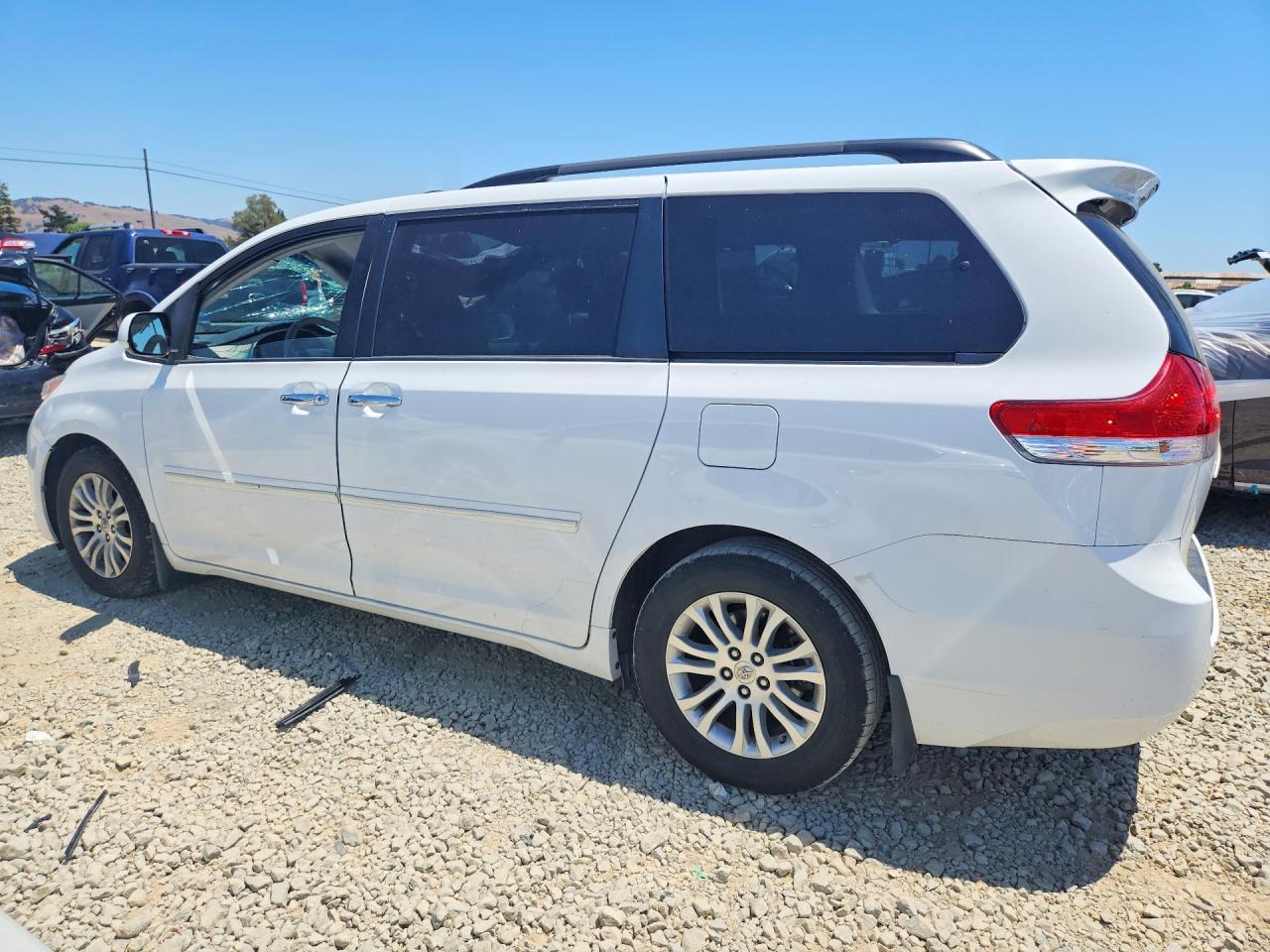 2013 Toyota Sienna Xle 8-passenger White vin: 5TDYK3DC4DS384872