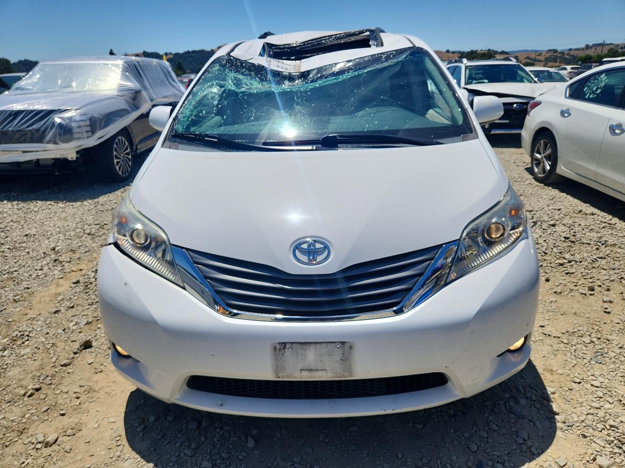2013 Toyota Sienna Xle 8-passenger White vin: 5TDYK3DC4DS384872