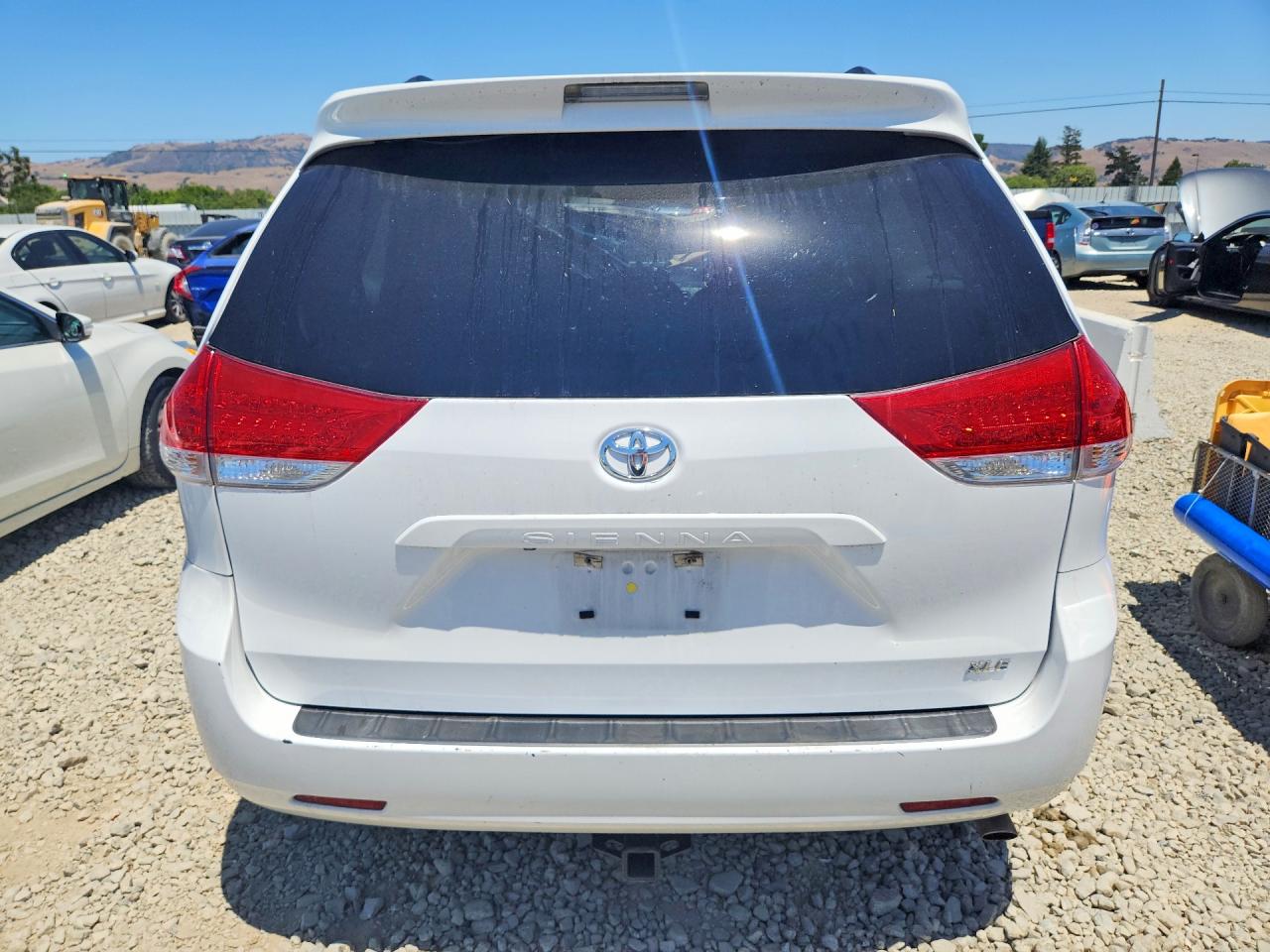 2013 Toyota Sienna Xle 8-passenger White vin: 5TDYK3DC4DS384872