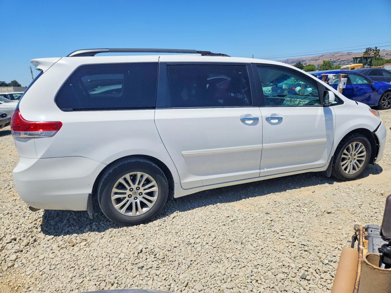 2013 Toyota Sienna Xle 8-passenger White vin: 5TDYK3DC4DS384872