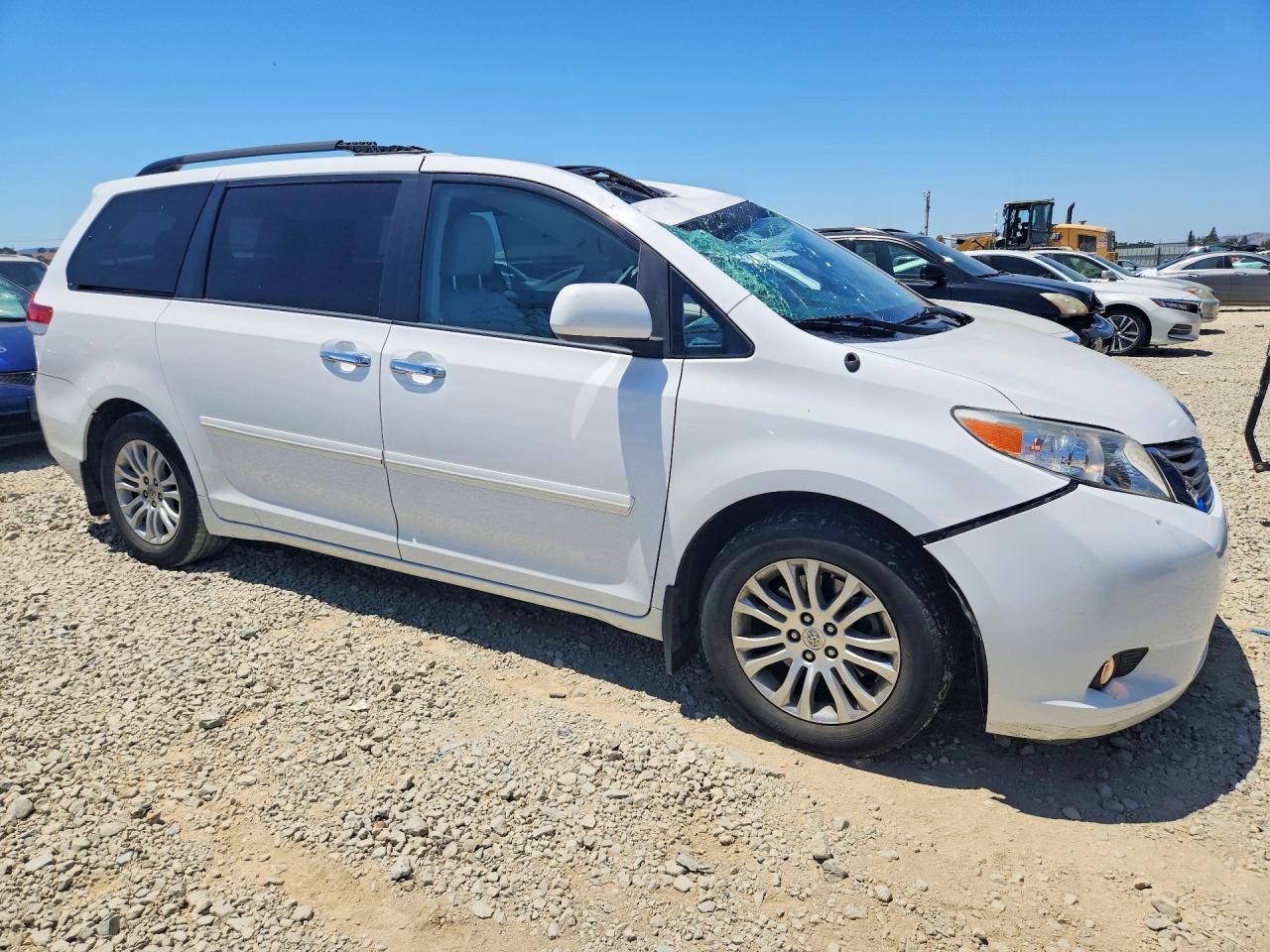 2013 Toyota Sienna Xle 8-passenger White vin: 5TDYK3DC4DS384872