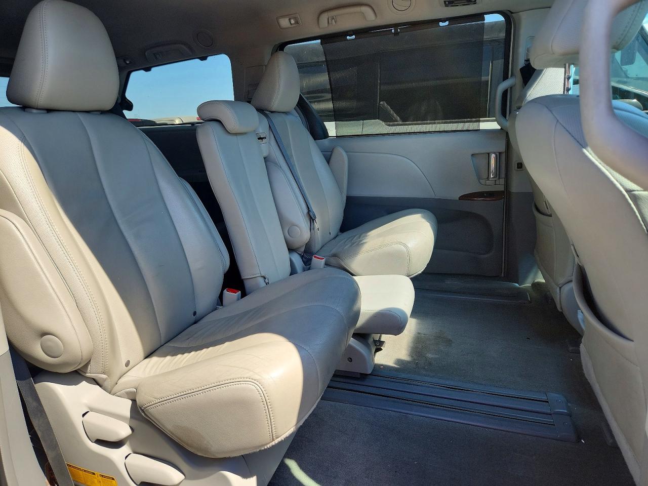 2013 Toyota Sienna Xle 8-passenger White vin: 5TDYK3DC4DS384872