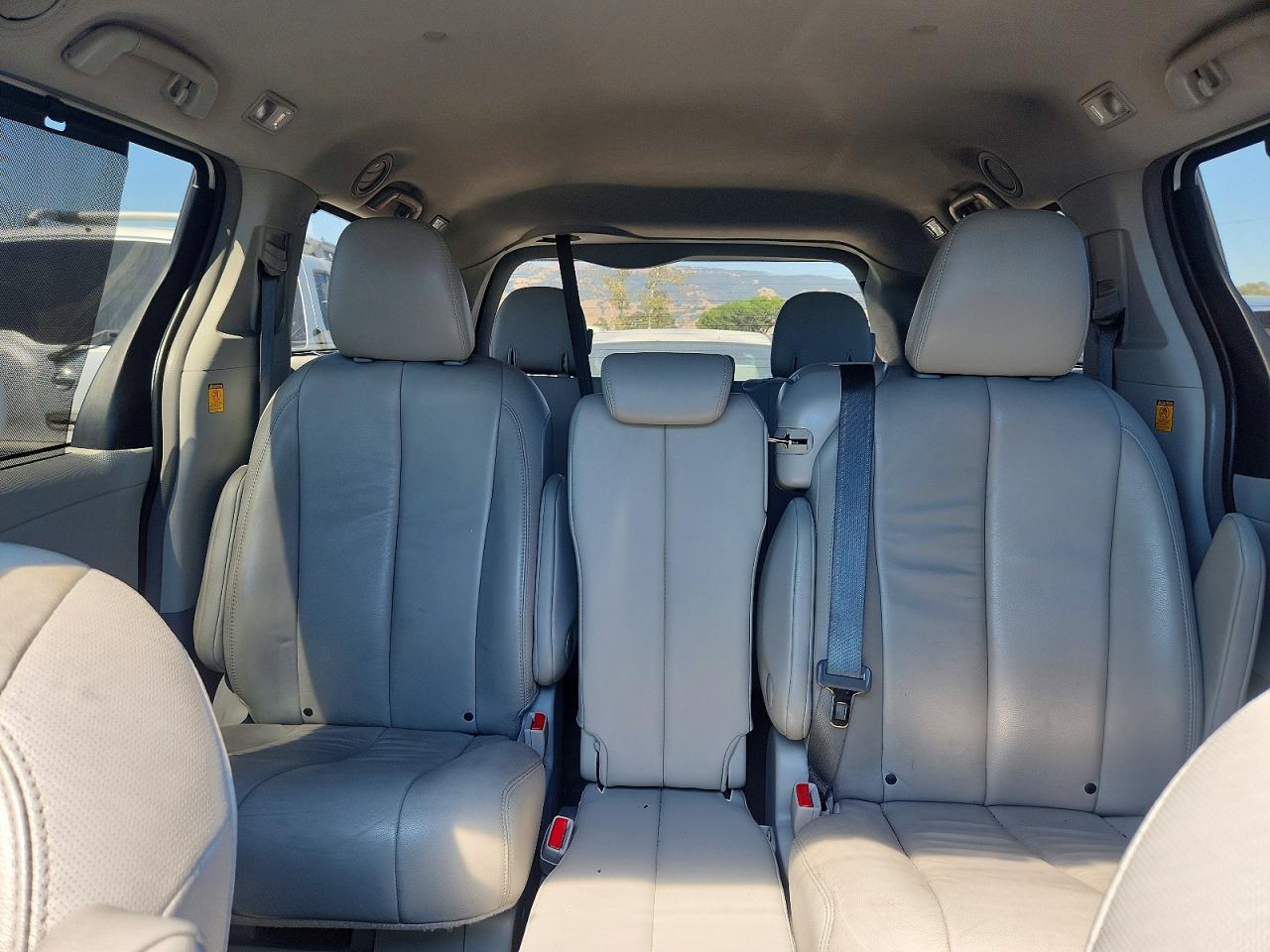 2013 Toyota Sienna Xle 8-passenger White vin: 5TDYK3DC4DS384872
