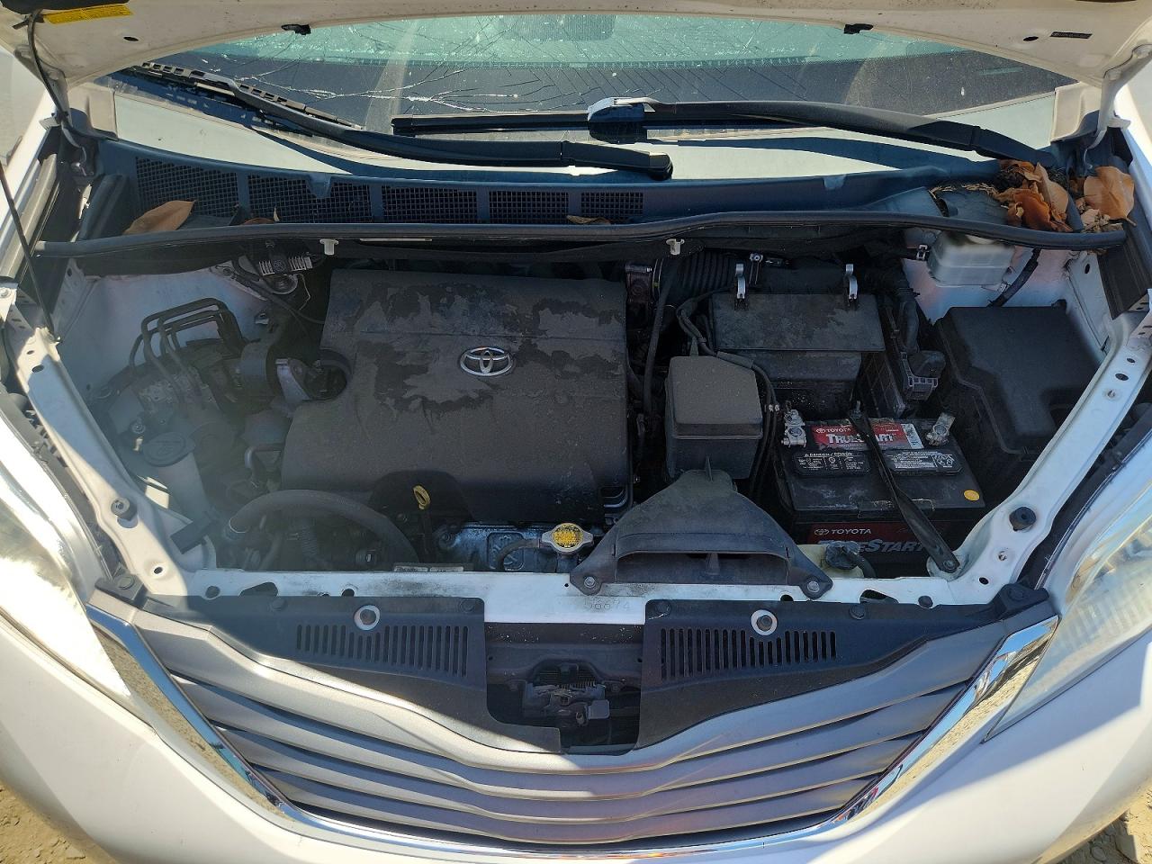 2013 Toyota Sienna Xle 8-passenger White vin: 5TDYK3DC4DS384872
