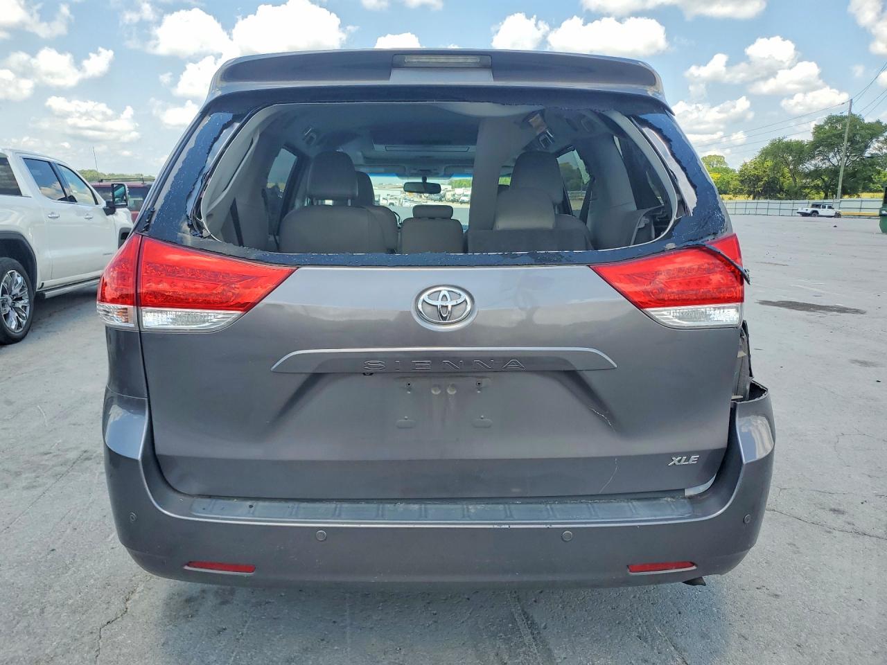 2013 Toyota Sienna Xle 8-passenger Gray vin: 5TDYK3DC4DS400228