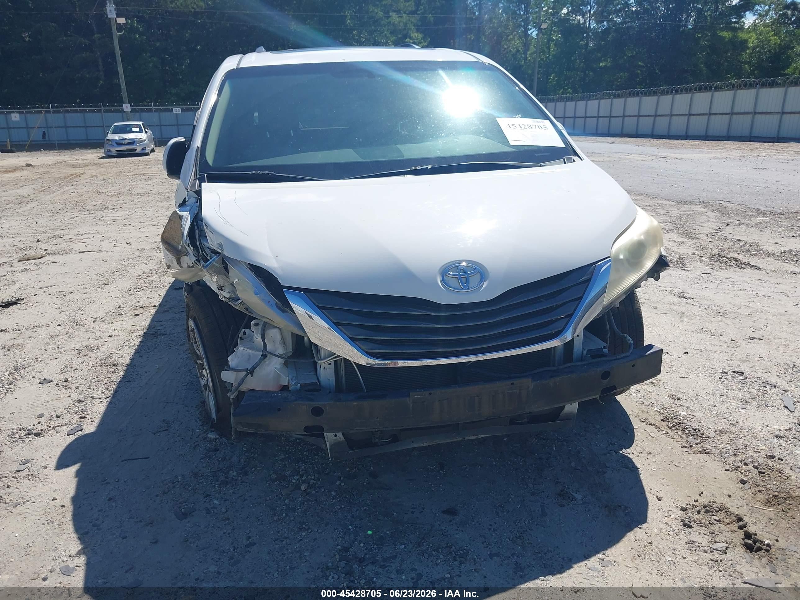 2014 Toyota Sienna Xle V6 8 Passenger White vin: 5TDYK3DC4ES415488