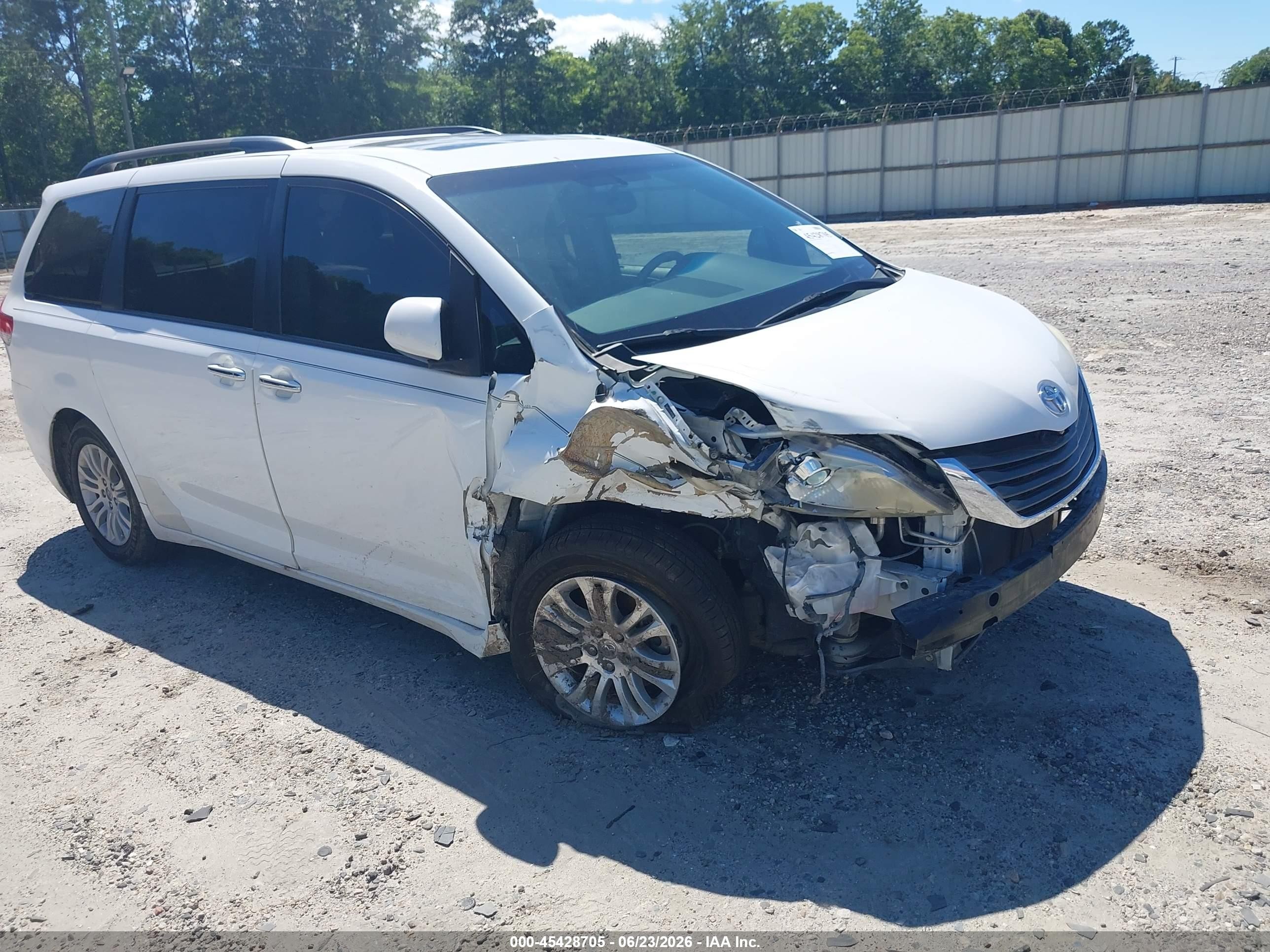 2014 Toyota Sienna Xle V6 8 Passenger White vin: 5TDYK3DC4ES415488