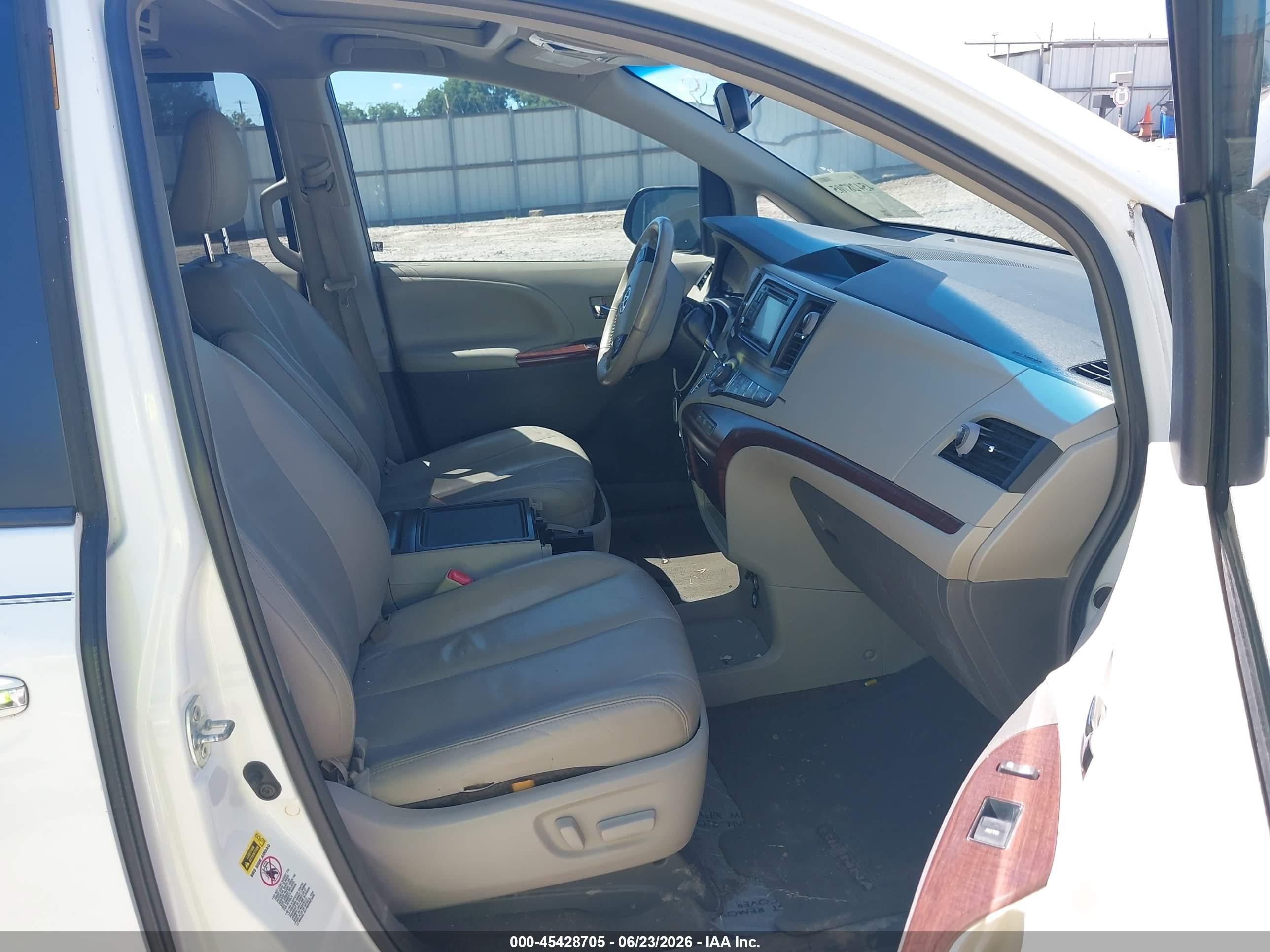 2014 Toyota Sienna Xle V6 8 Passenger White vin: 5TDYK3DC4ES415488