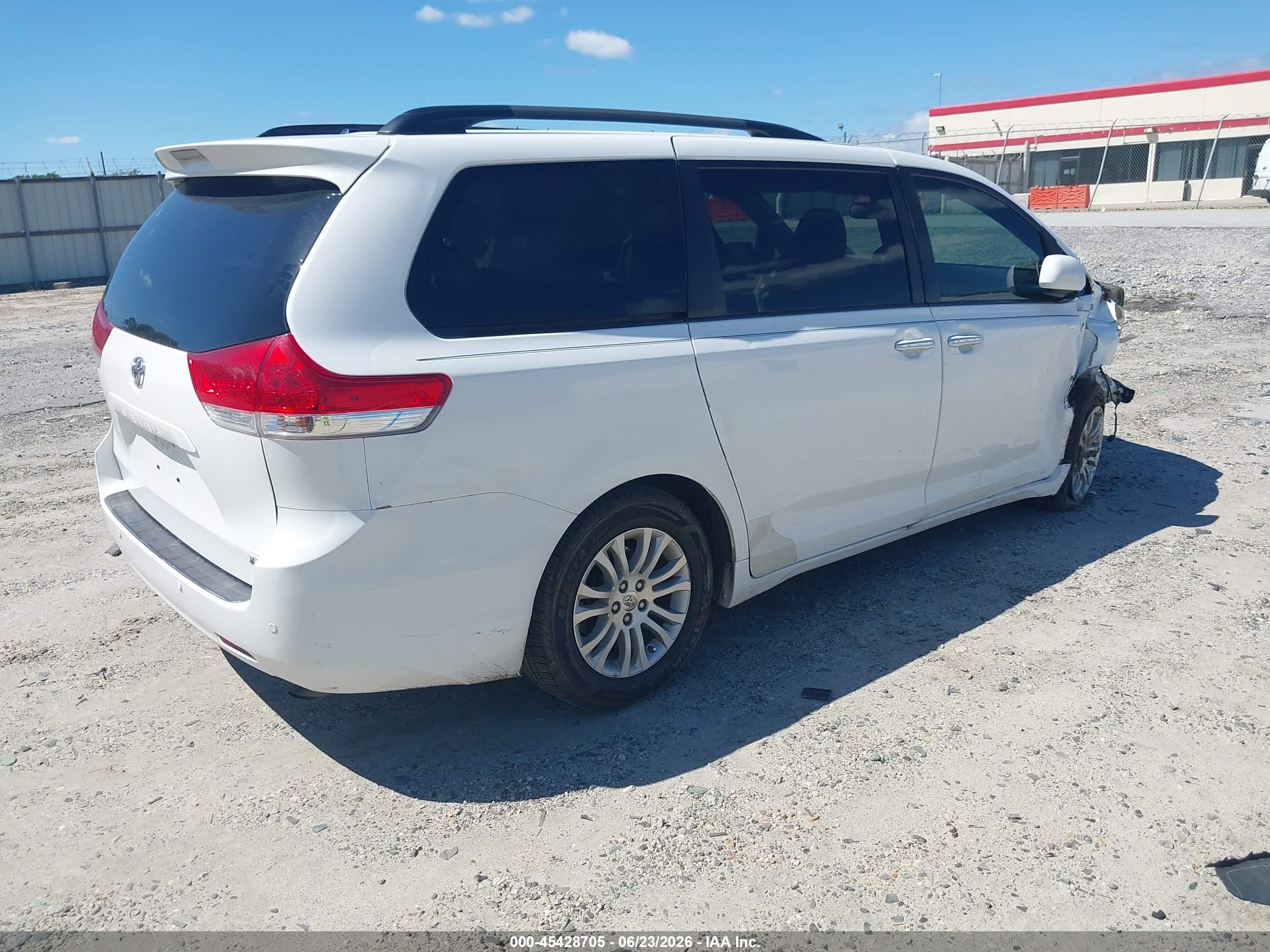 2014 Toyota Sienna Xle V6 8 Passenger White vin: 5TDYK3DC4ES415488