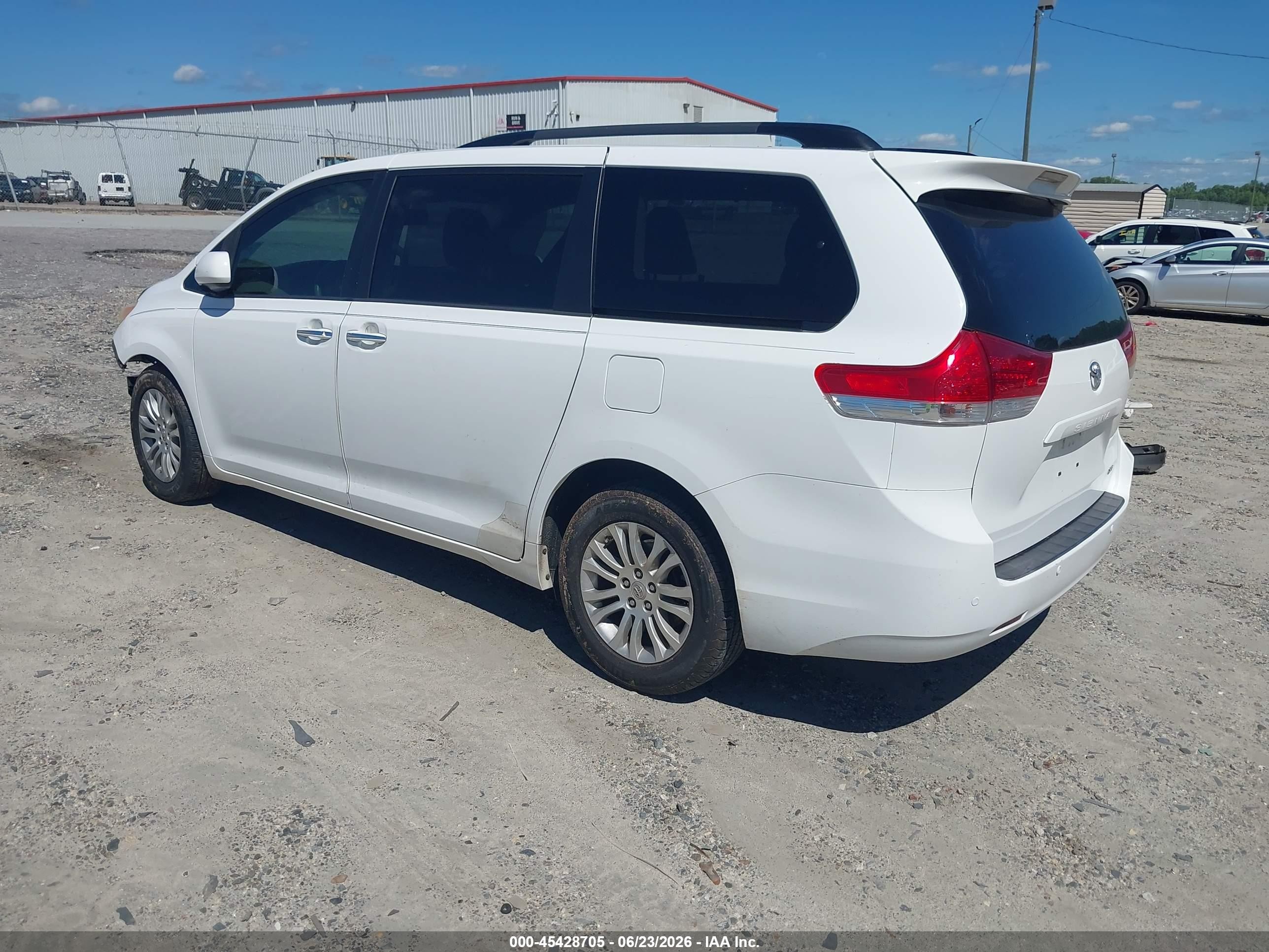 2014 Toyota Sienna Xle V6 8 Passenger White vin: 5TDYK3DC4ES415488