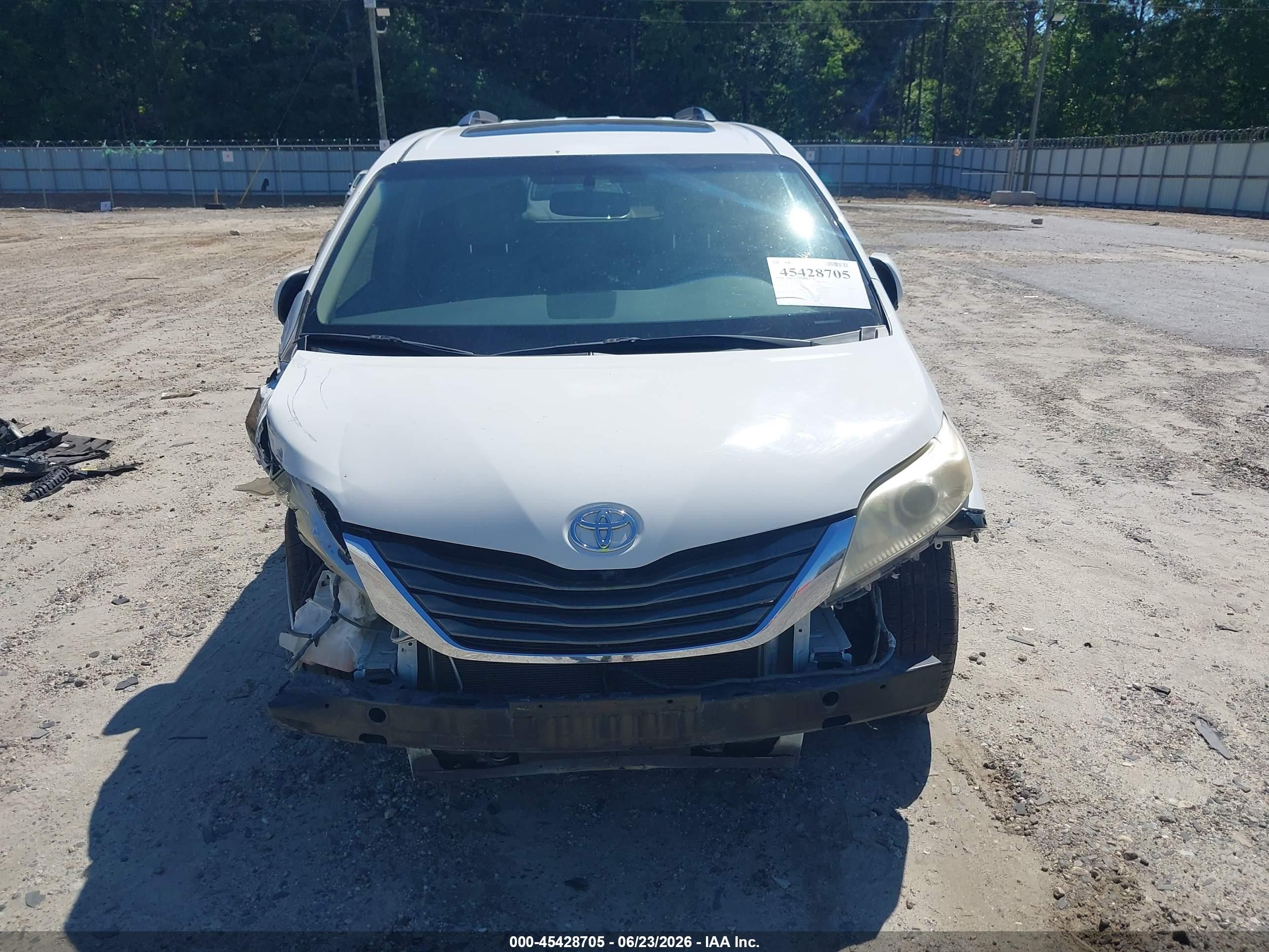2014 Toyota Sienna Xle V6 8 Passenger White vin: 5TDYK3DC4ES415488