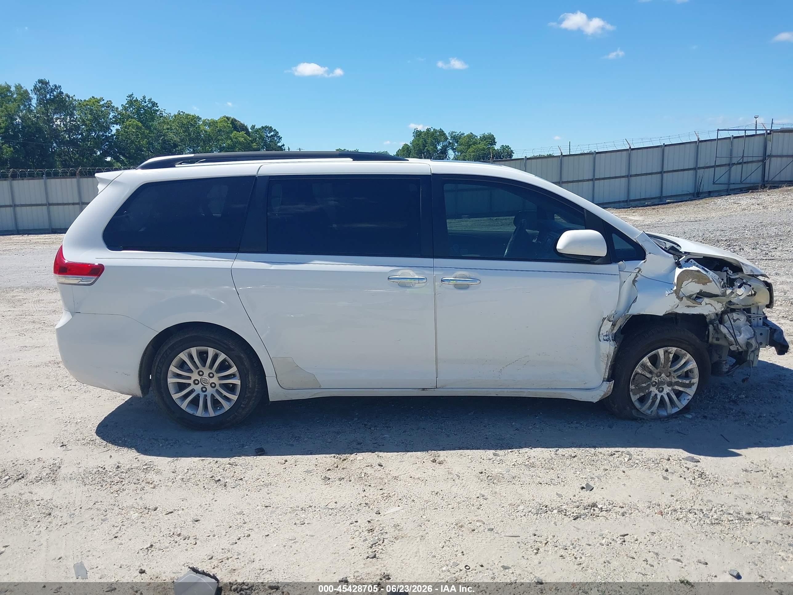 2014 Toyota Sienna Xle V6 8 Passenger White vin: 5TDYK3DC4ES415488
