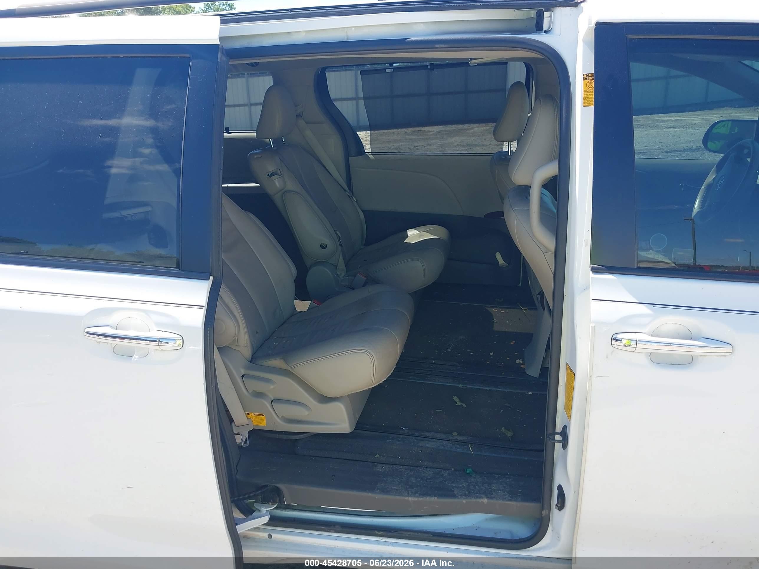 2014 Toyota Sienna Xle V6 8 Passenger White vin: 5TDYK3DC4ES415488