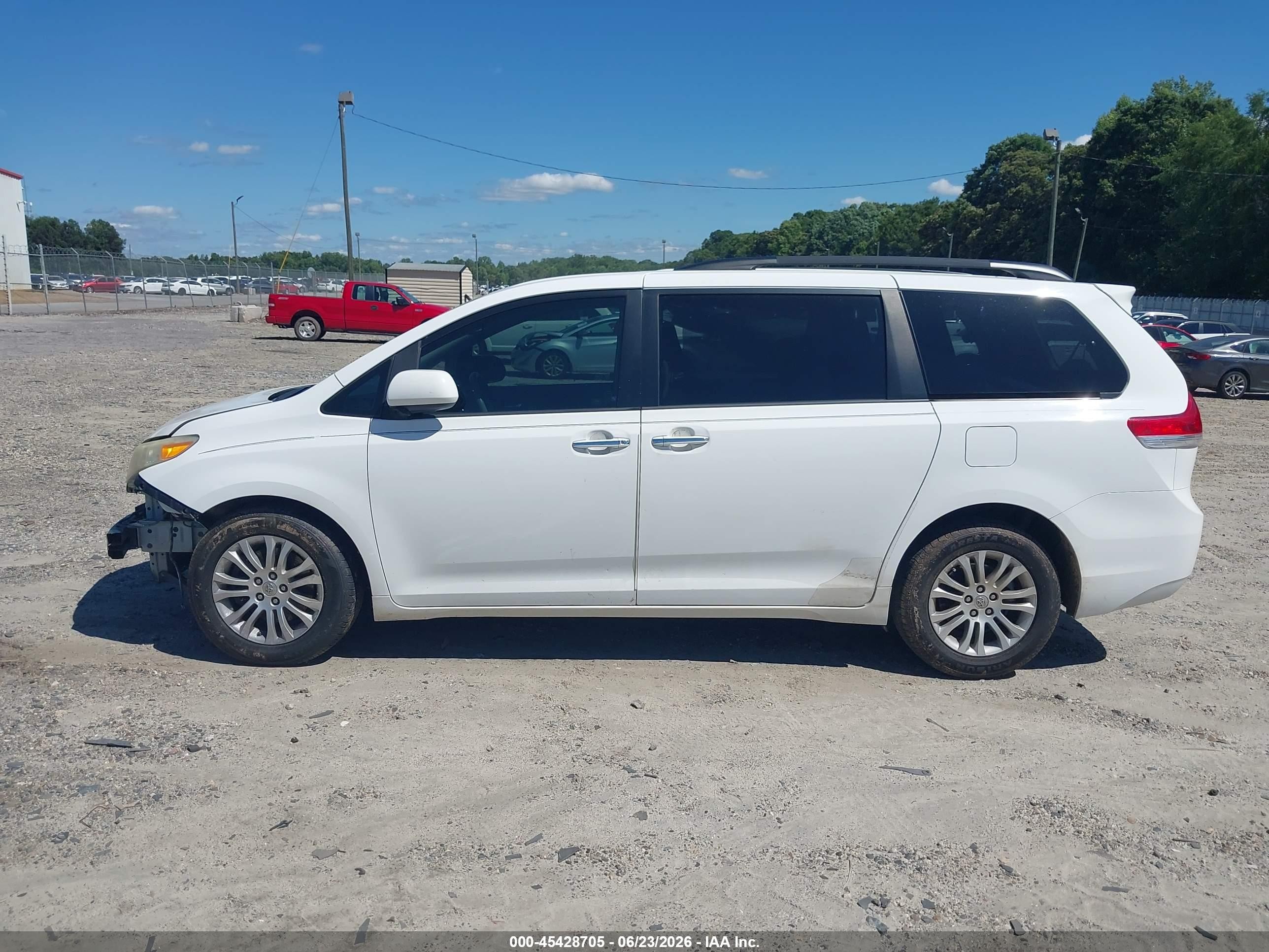 2014 Toyota Sienna Xle V6 8 Passenger White vin: 5TDYK3DC4ES415488