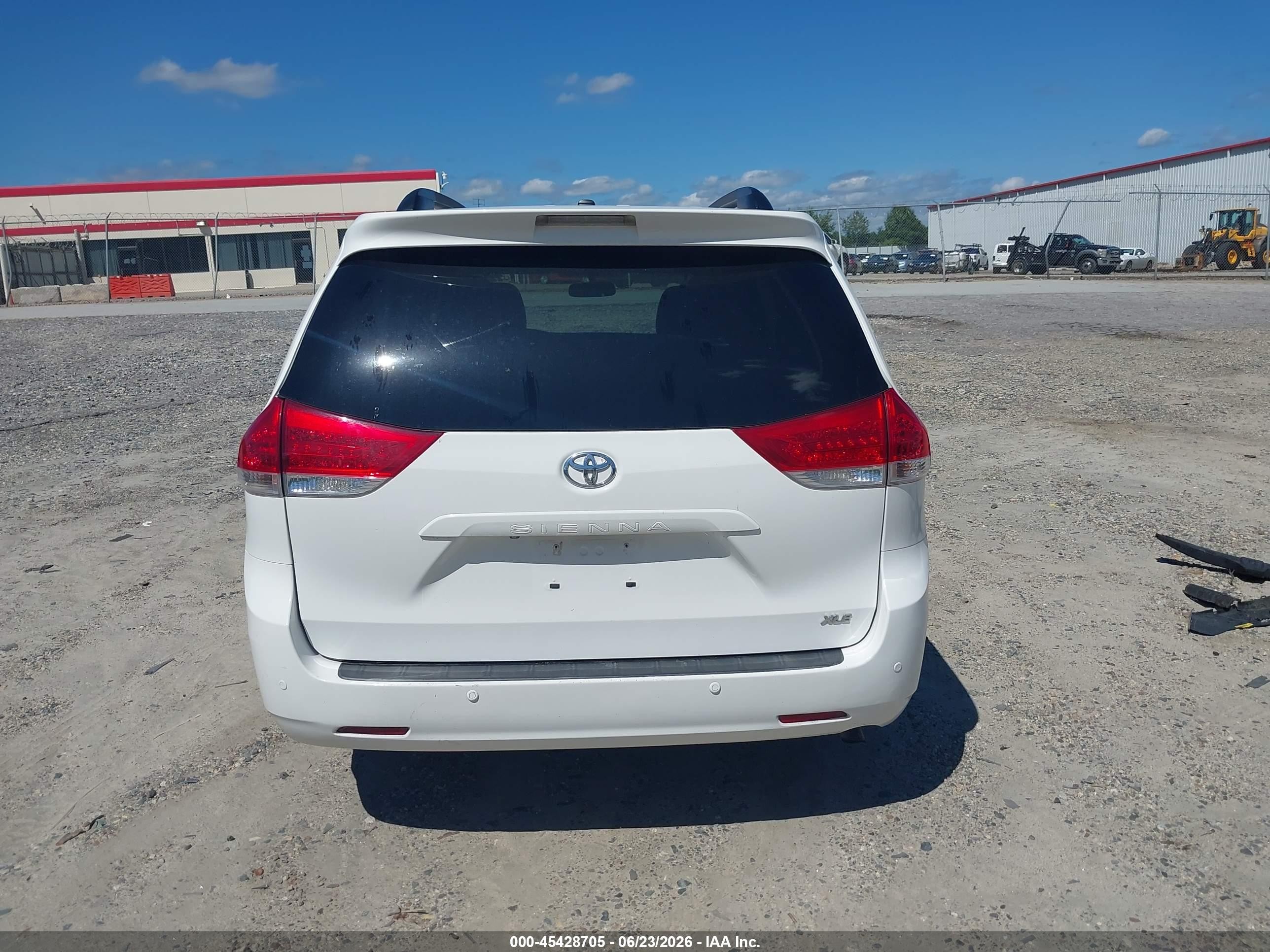 2014 Toyota Sienna Xle V6 8 Passenger White vin: 5TDYK3DC4ES415488