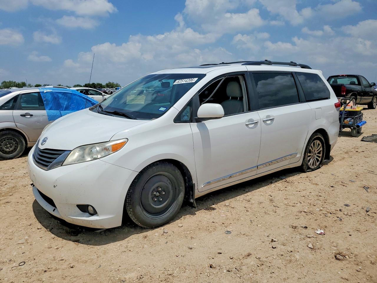 2014 Toyota Sienna Xle 8-passenger White vin: 5TDYK3DC4ES416527