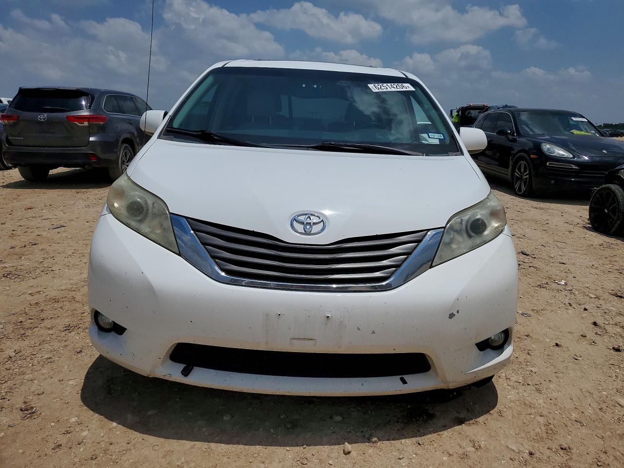2014 Toyota Sienna Xle 8-passenger White vin: 5TDYK3DC4ES416527