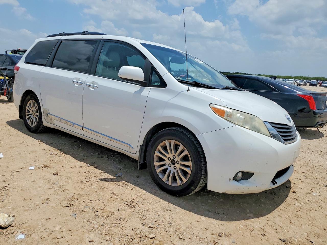 2014 Toyota Sienna Xle 8-passenger White vin: 5TDYK3DC4ES416527