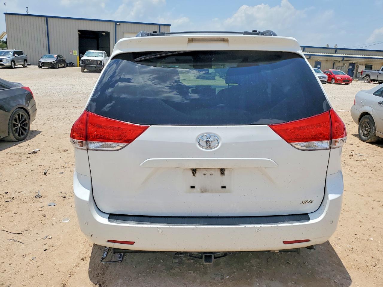 2014 Toyota Sienna Xle 8-passenger White vin: 5TDYK3DC4ES416527