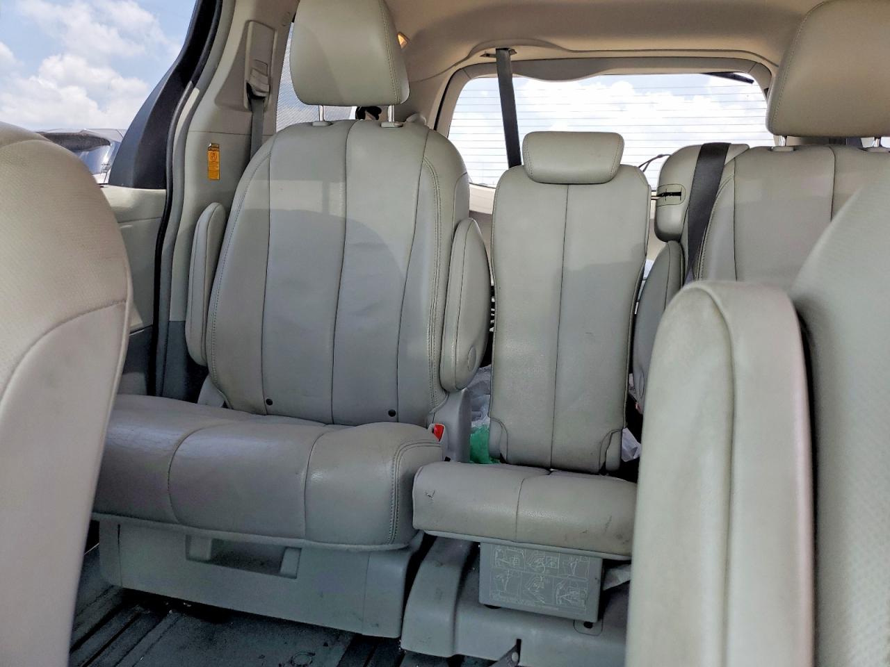 2014 Toyota Sienna Xle 8-passenger White vin: 5TDYK3DC4ES416527
