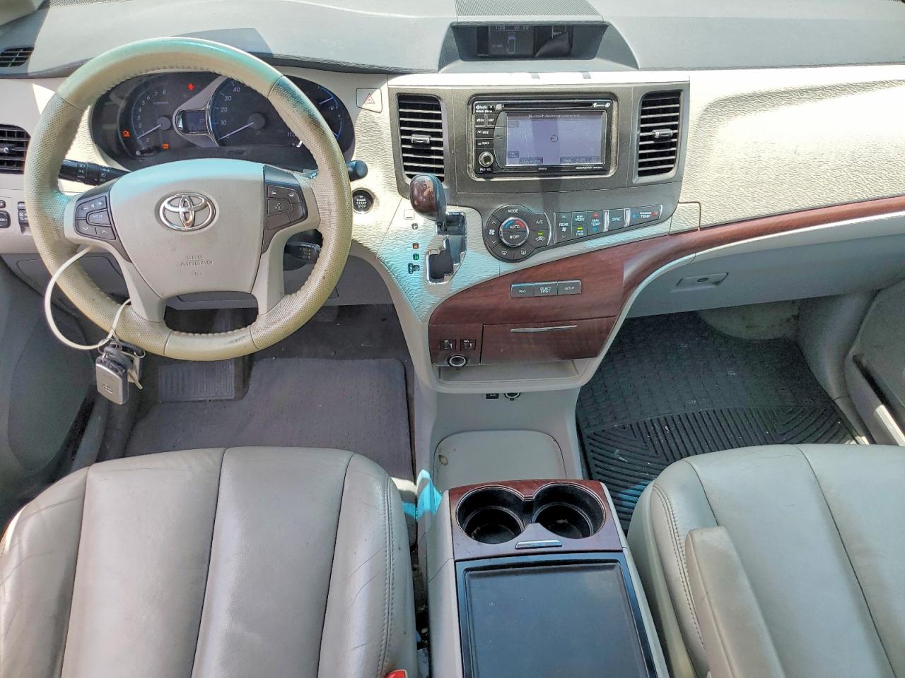 2014 Toyota Sienna Xle 8-passenger White vin: 5TDYK3DC4ES416527