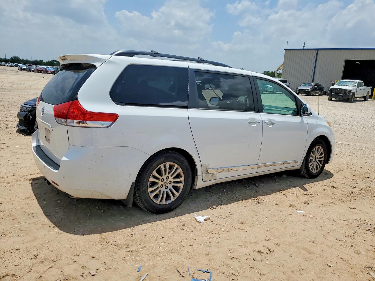 2014 Toyota Sienna Xle 8-passenger White vin: 5TDYK3DC4ES416527