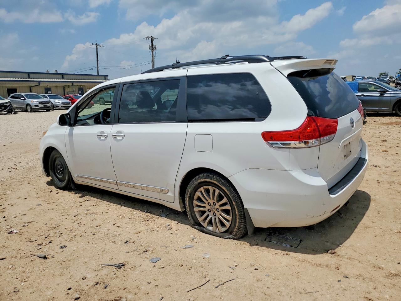 2014 Toyota Sienna Xle 8-passenger White vin: 5TDYK3DC4ES416527