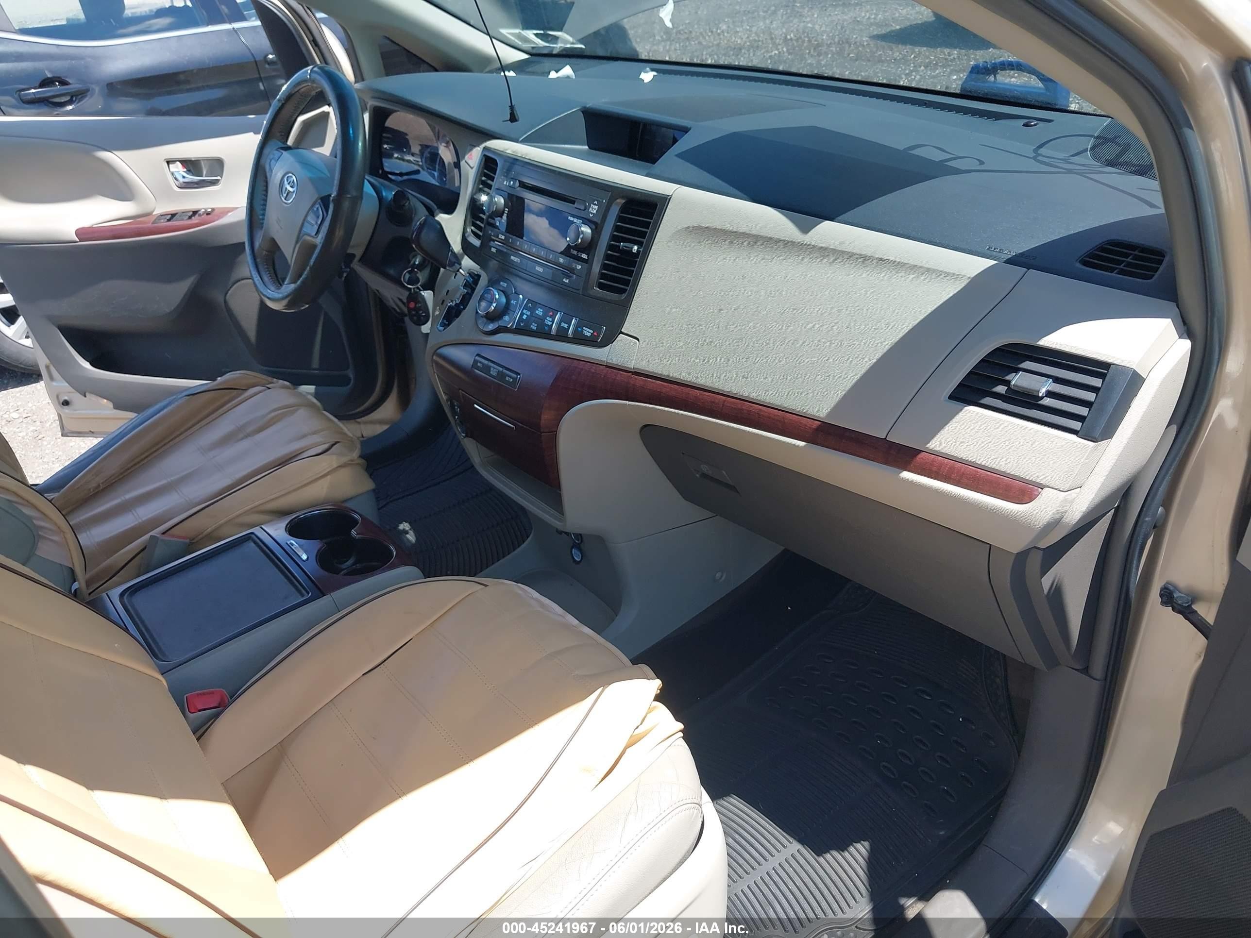 2014 Toyota Sienna Xle V6 8 Passenger Золотой vin: 5TDYK3DC4ES418021