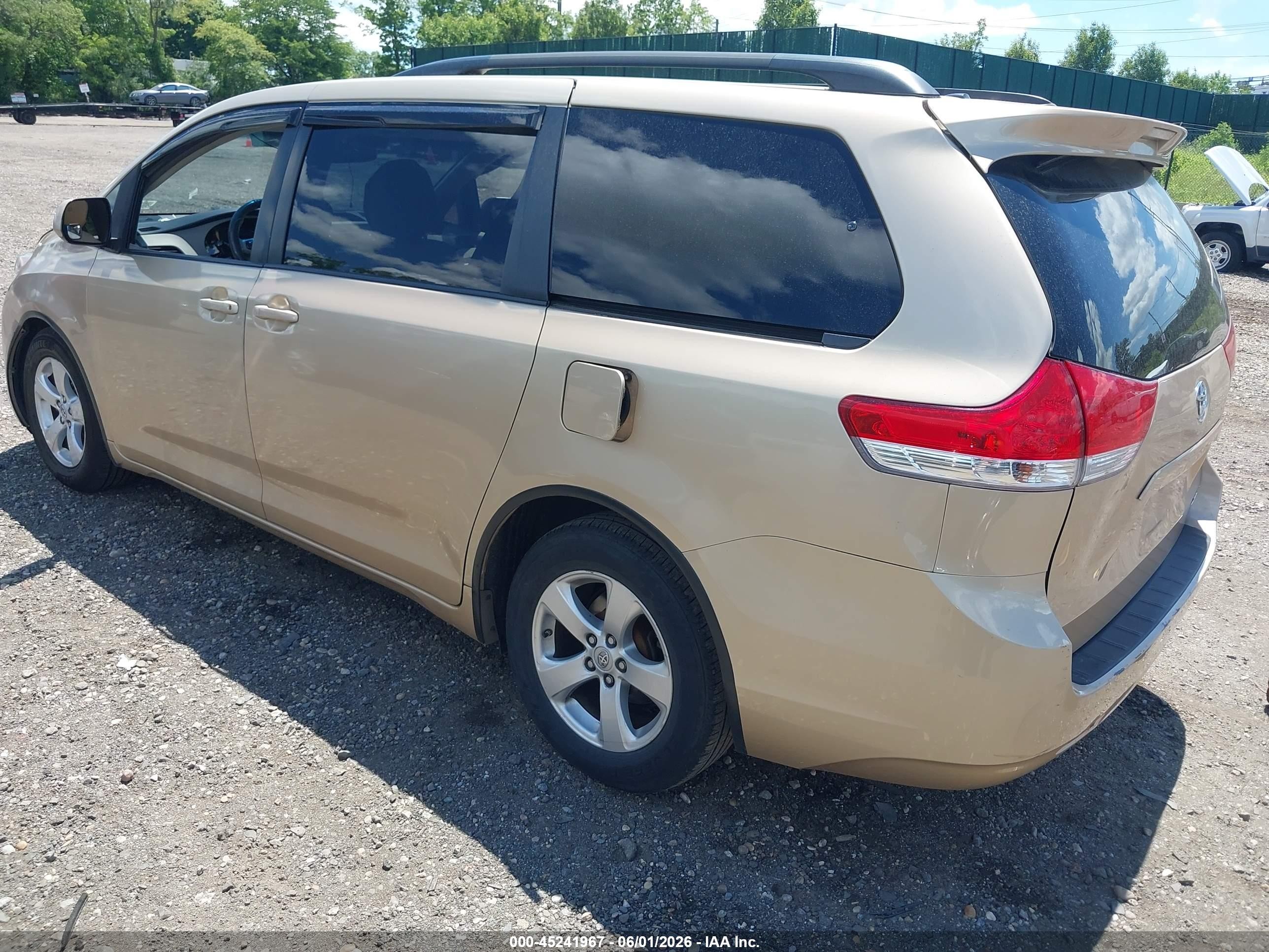 2014 Toyota Sienna Xle V6 8 Passenger Золотой vin: 5TDYK3DC4ES418021