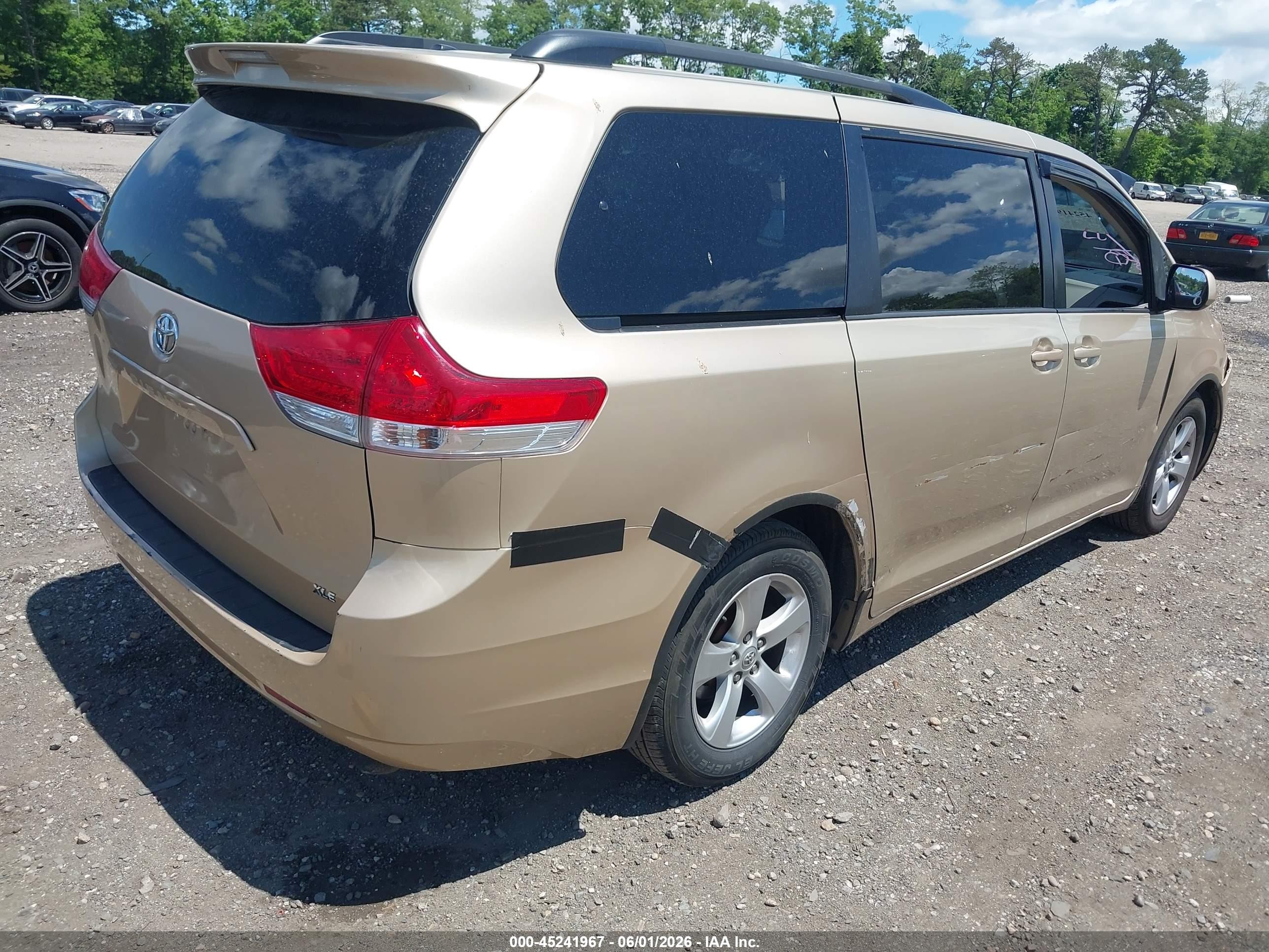 2014 Toyota Sienna Xle V6 8 Passenger Золотой vin: 5TDYK3DC4ES418021