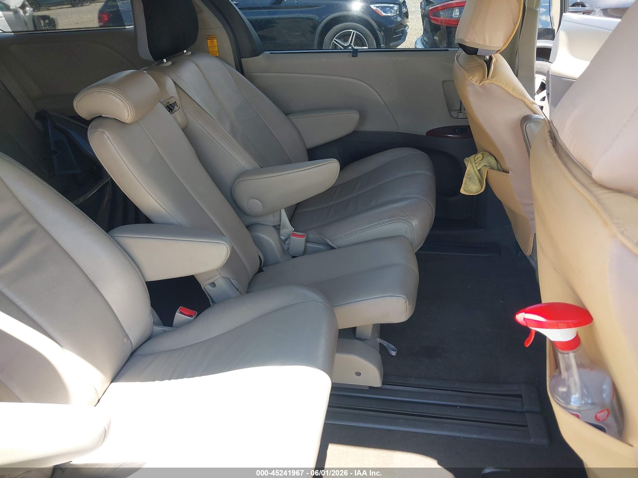 2014 Toyota Sienna Xle V6 8 Passenger Золотой vin: 5TDYK3DC4ES418021