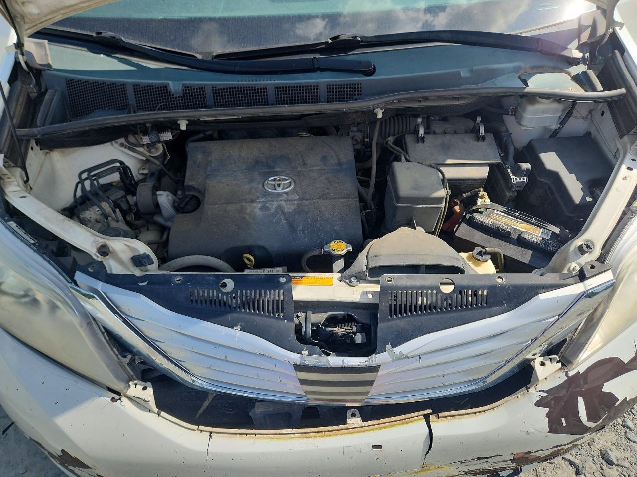 2014 Toyota Sienna Limited 7-passenger White vin: 5TDYK3DC4ES428872
