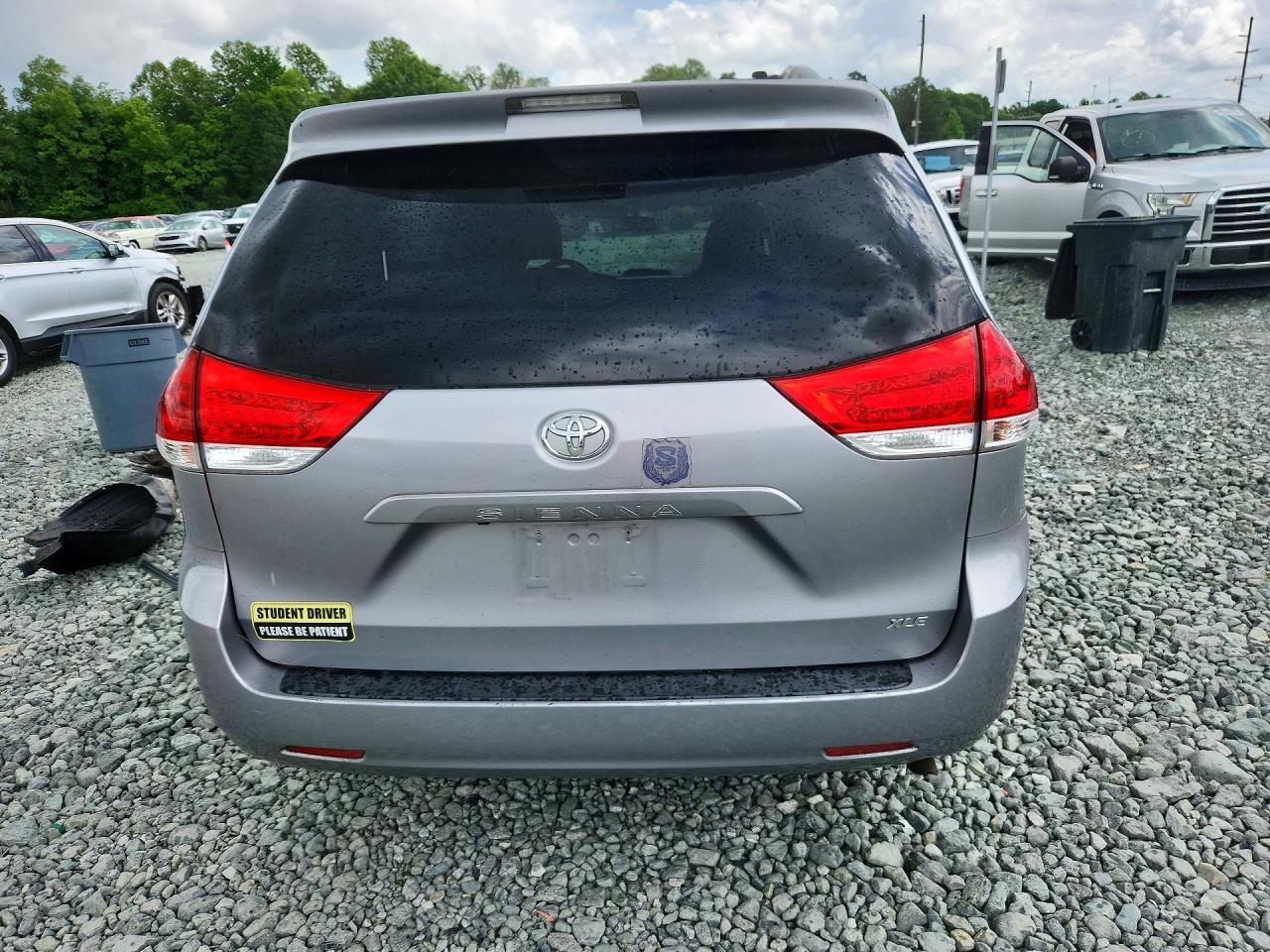 2014 Toyota Sienna Xle 8-passenger Серебряный vin: 5TDYK3DC4ES433277