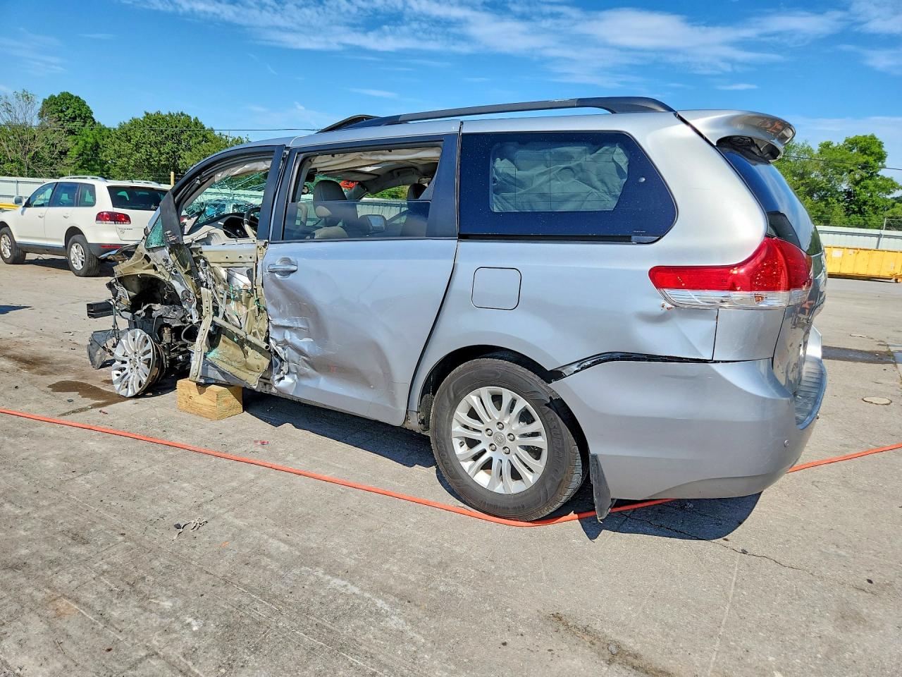 2014 Toyota Sienna Xle 8-passenger Silver vin: 5TDYK3DC4ES434901