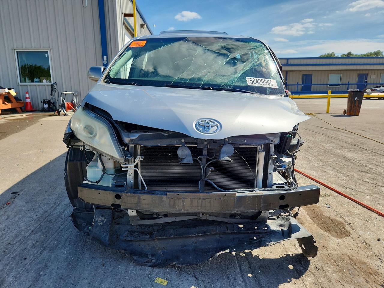 2014 Toyota Sienna Xle 8-passenger Silver vin: 5TDYK3DC4ES434901