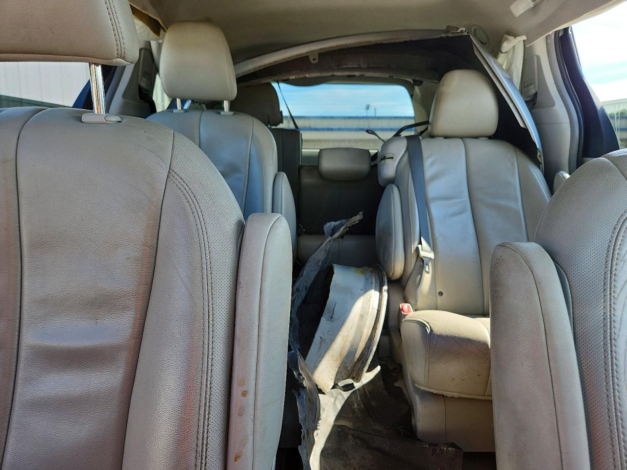 2014 Toyota Sienna Xle 8-passenger Silver vin: 5TDYK3DC4ES434901
