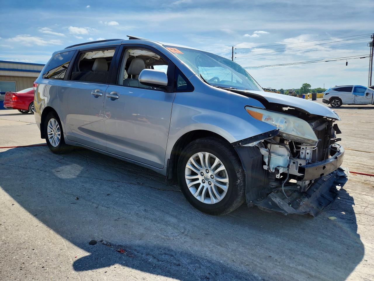 2014 Toyota Sienna Xle 8-passenger Silver vin: 5TDYK3DC4ES434901