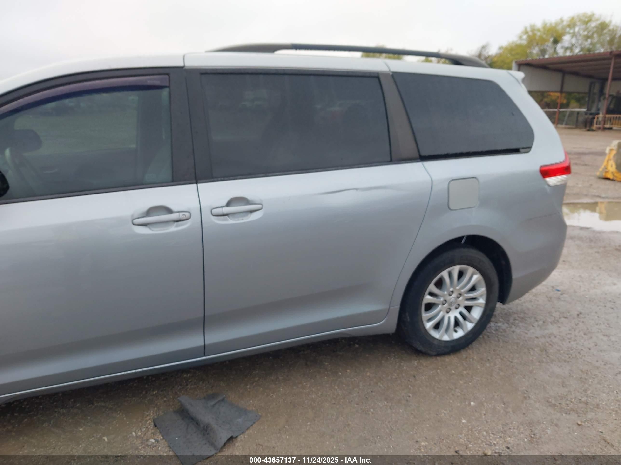 2014 Toyota Sienna Xle V6 8 Passenger Gray vin: 5TDYK3DC4ES437877